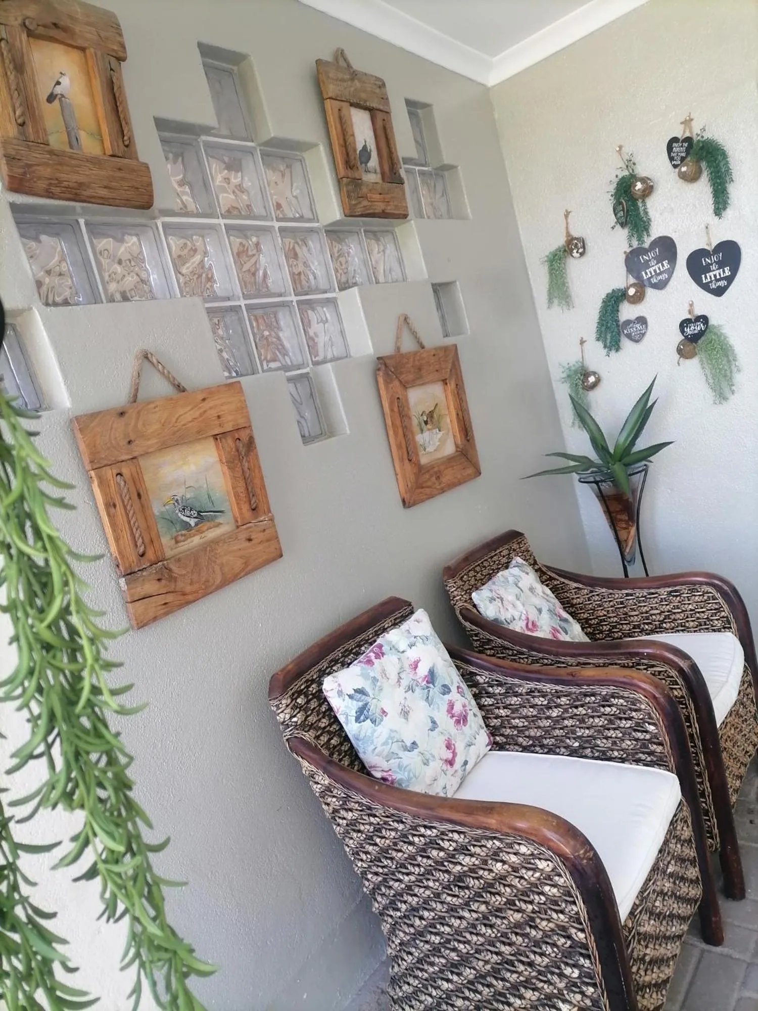 Seating area, Bed in Daisy Country Lodge