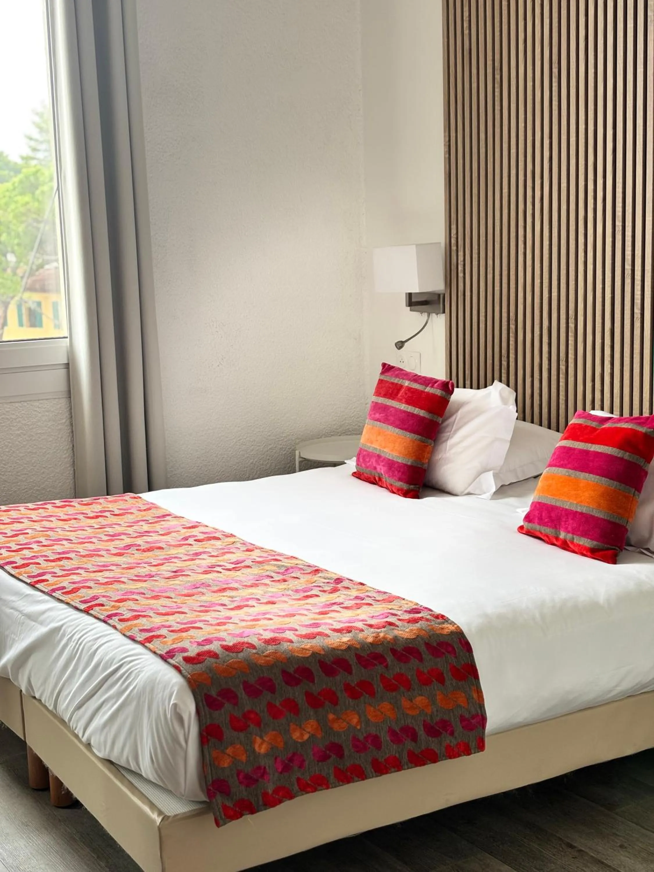 Property building, Bed in Hotel Le Bon Port