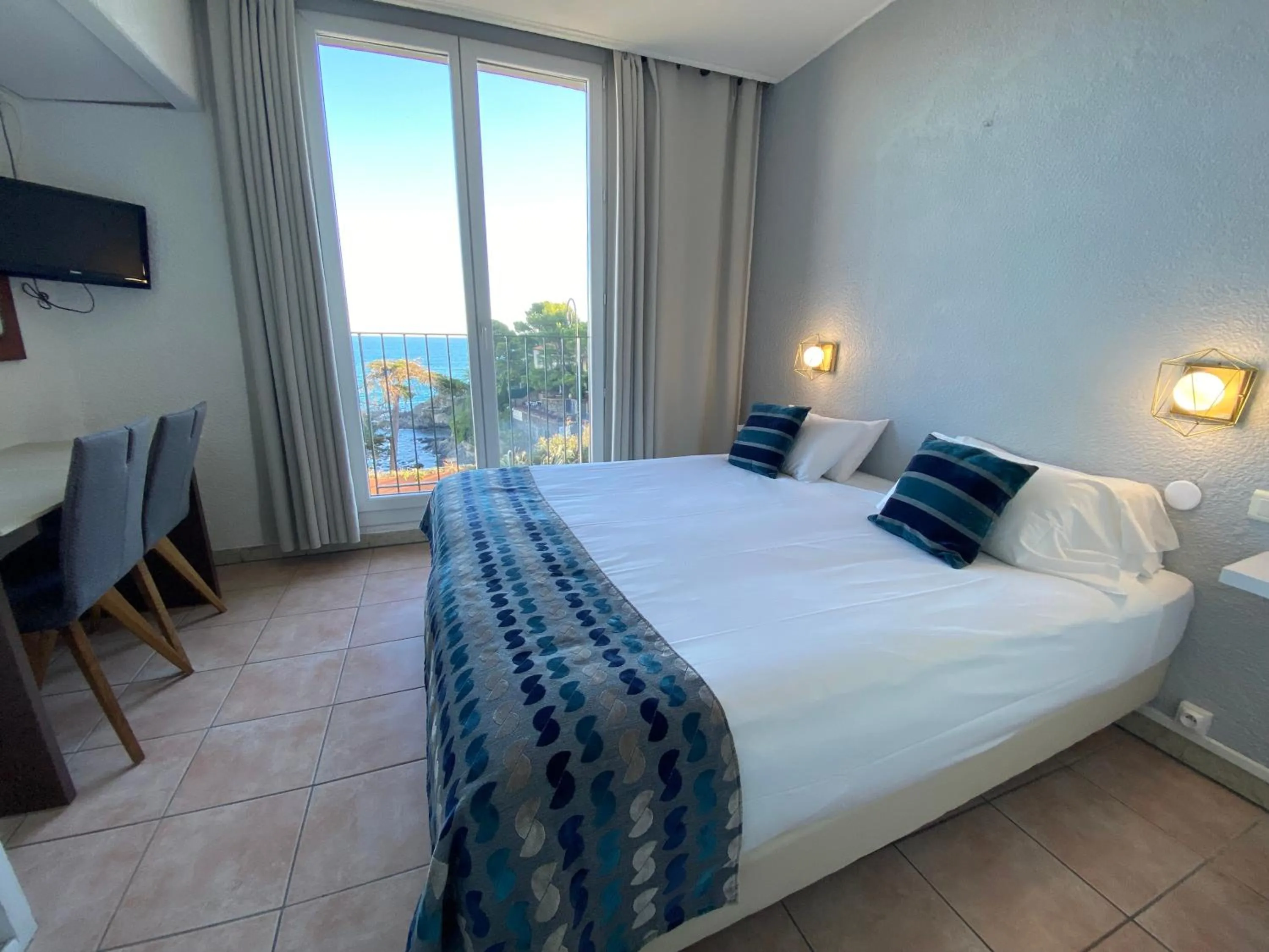 Photo of the whole room, Bed in Hotel Le Bon Port