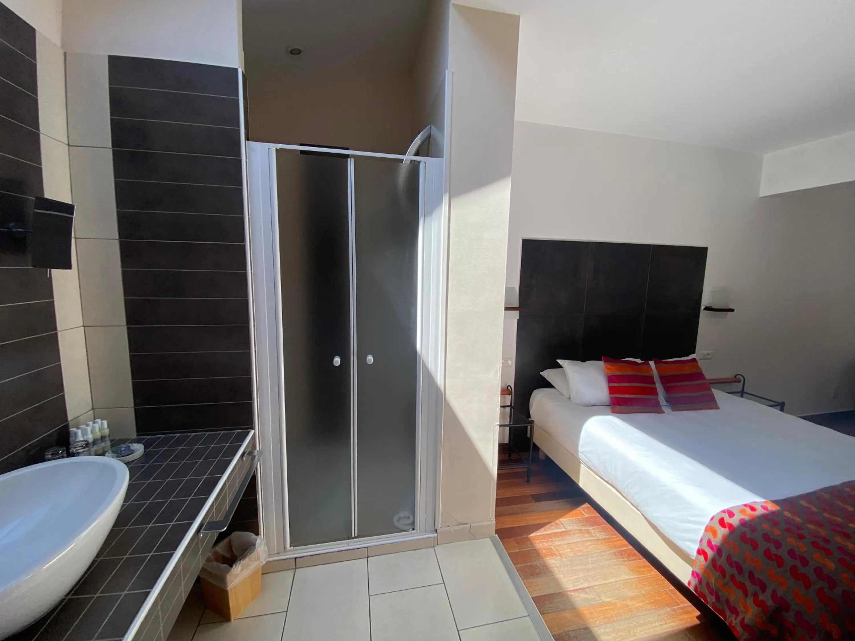 Bedroom, Bed in Hotel Le Bon Port