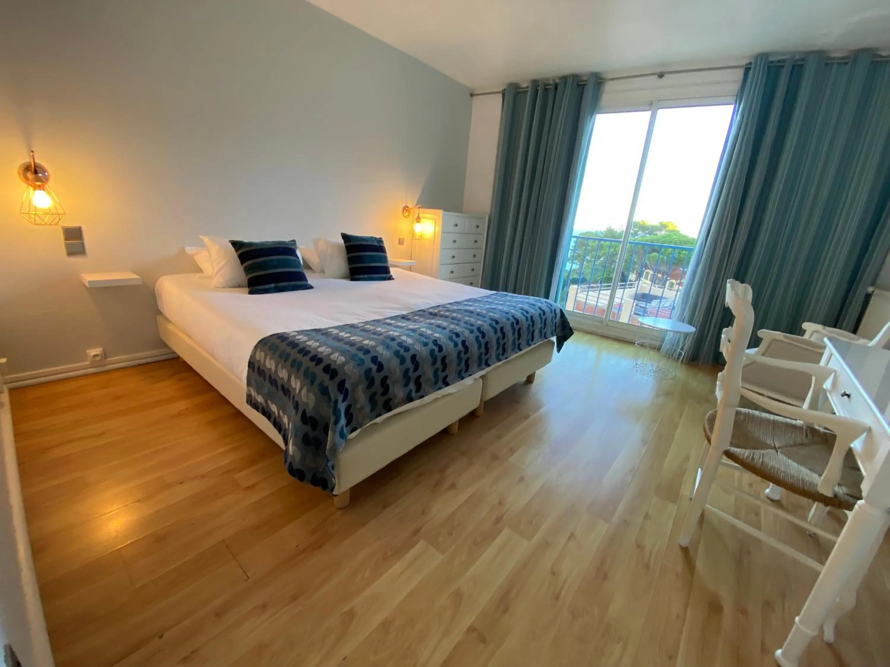 Bedroom, Bed in Hotel Le Bon Port