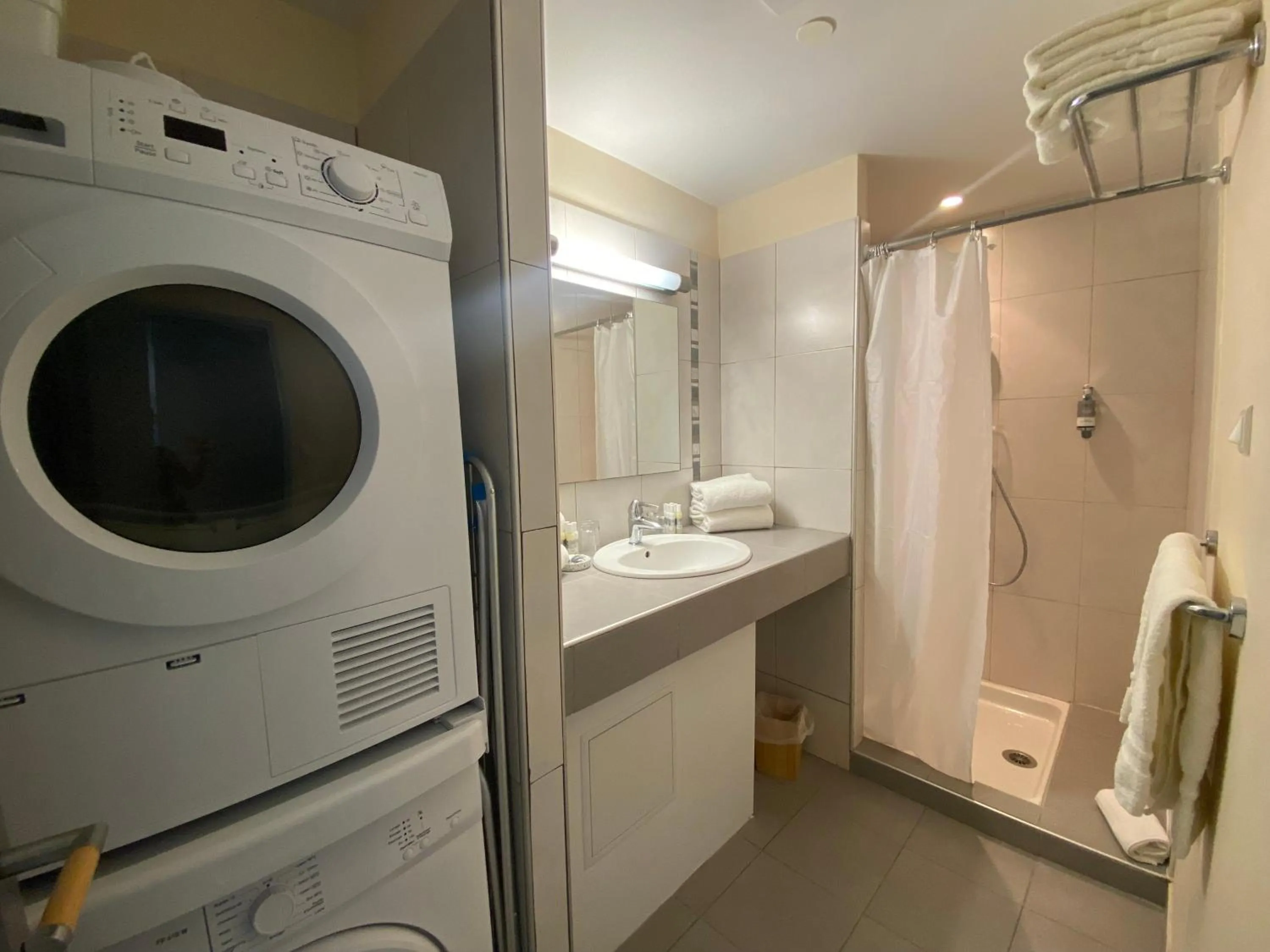 Shower in Hotel Le Bon Port