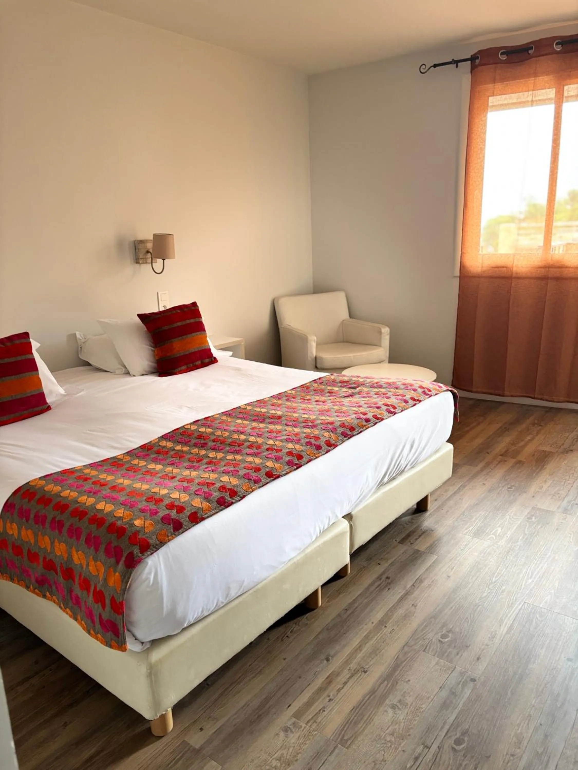 Property building, Bed in Hotel Le Bon Port