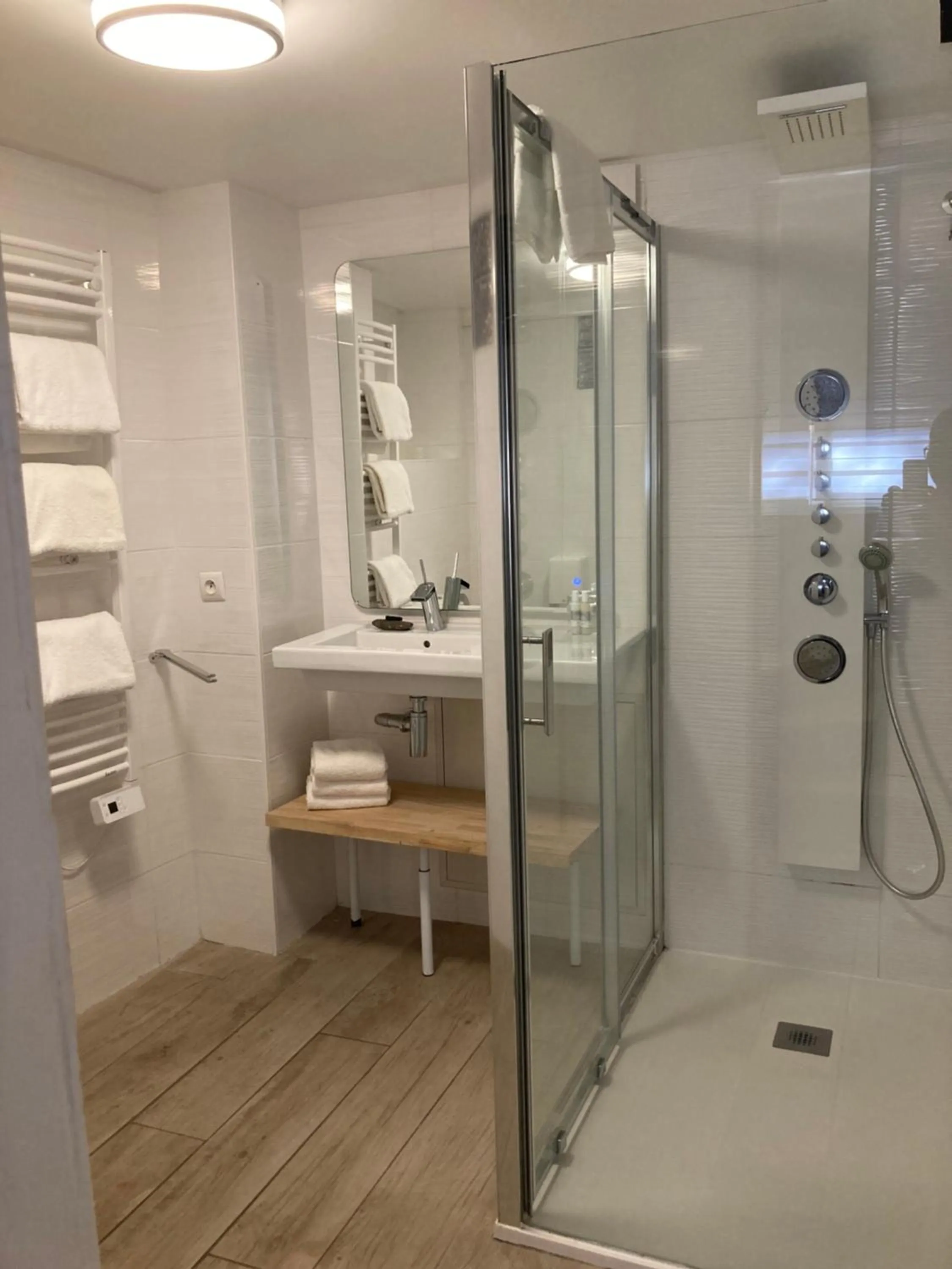 Shower in Hotel Le Bon Port
