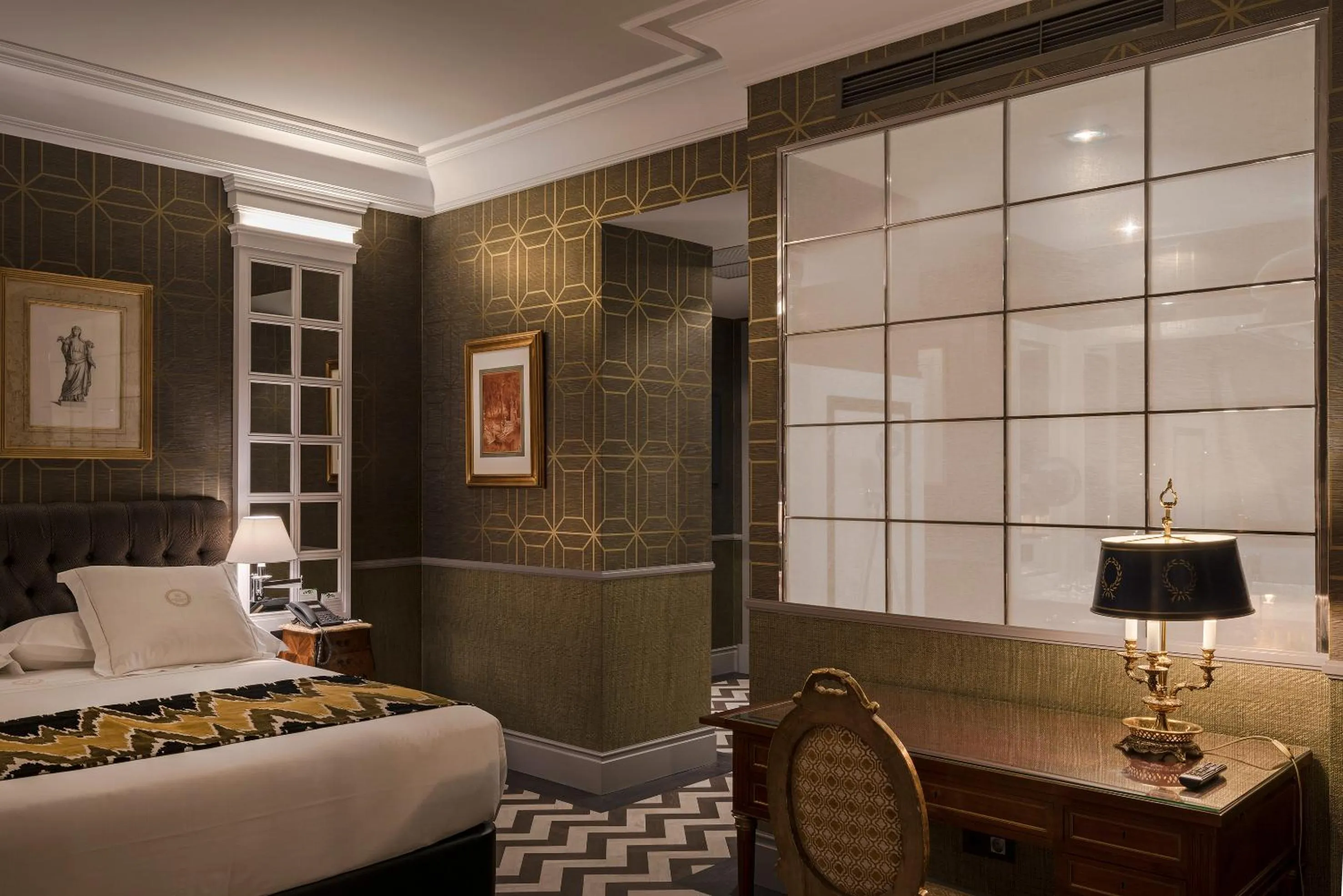 Photo of the whole room, Bed in Relais & Châteaux Heritage Hotel