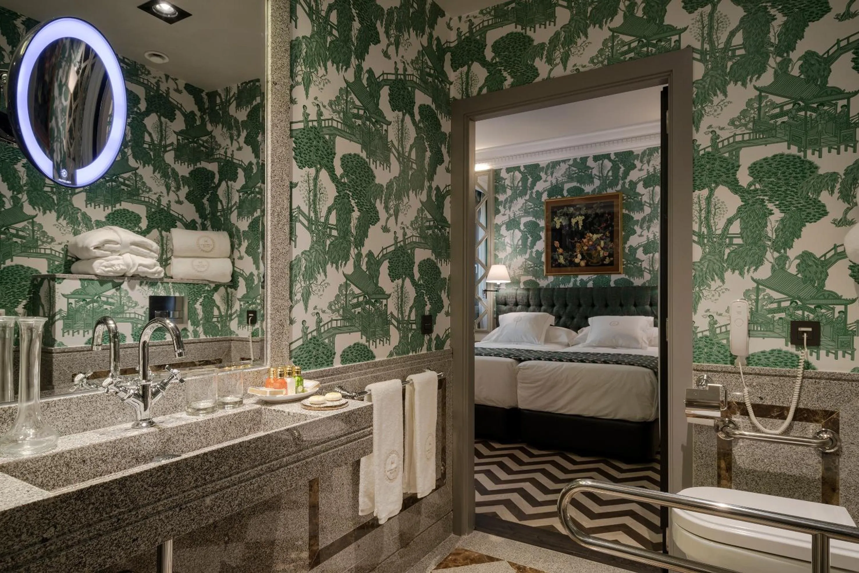 Bathroom, Bed in Relais & Châteaux Heritage Hotel