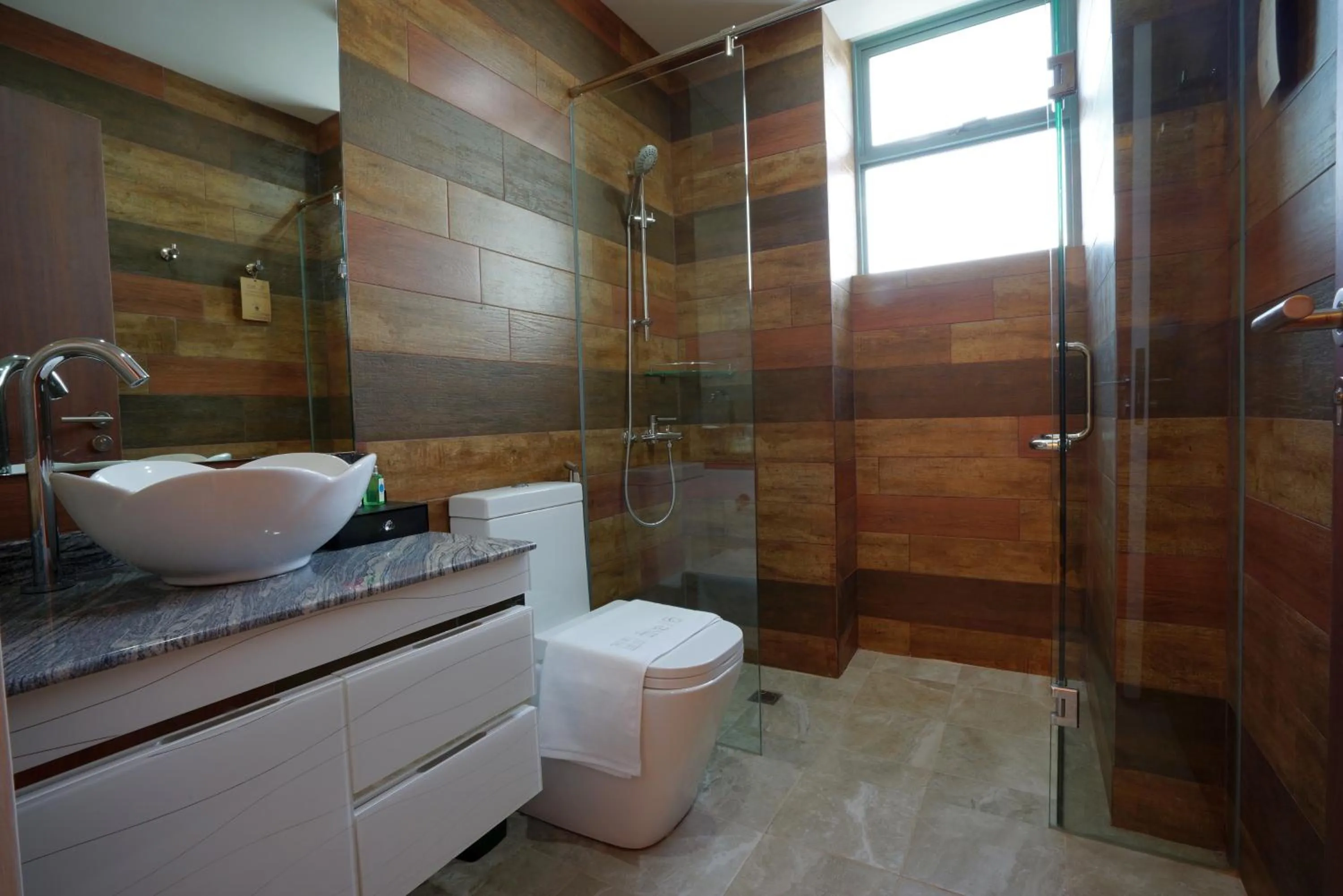 Shower in five6 Hotel Splendour