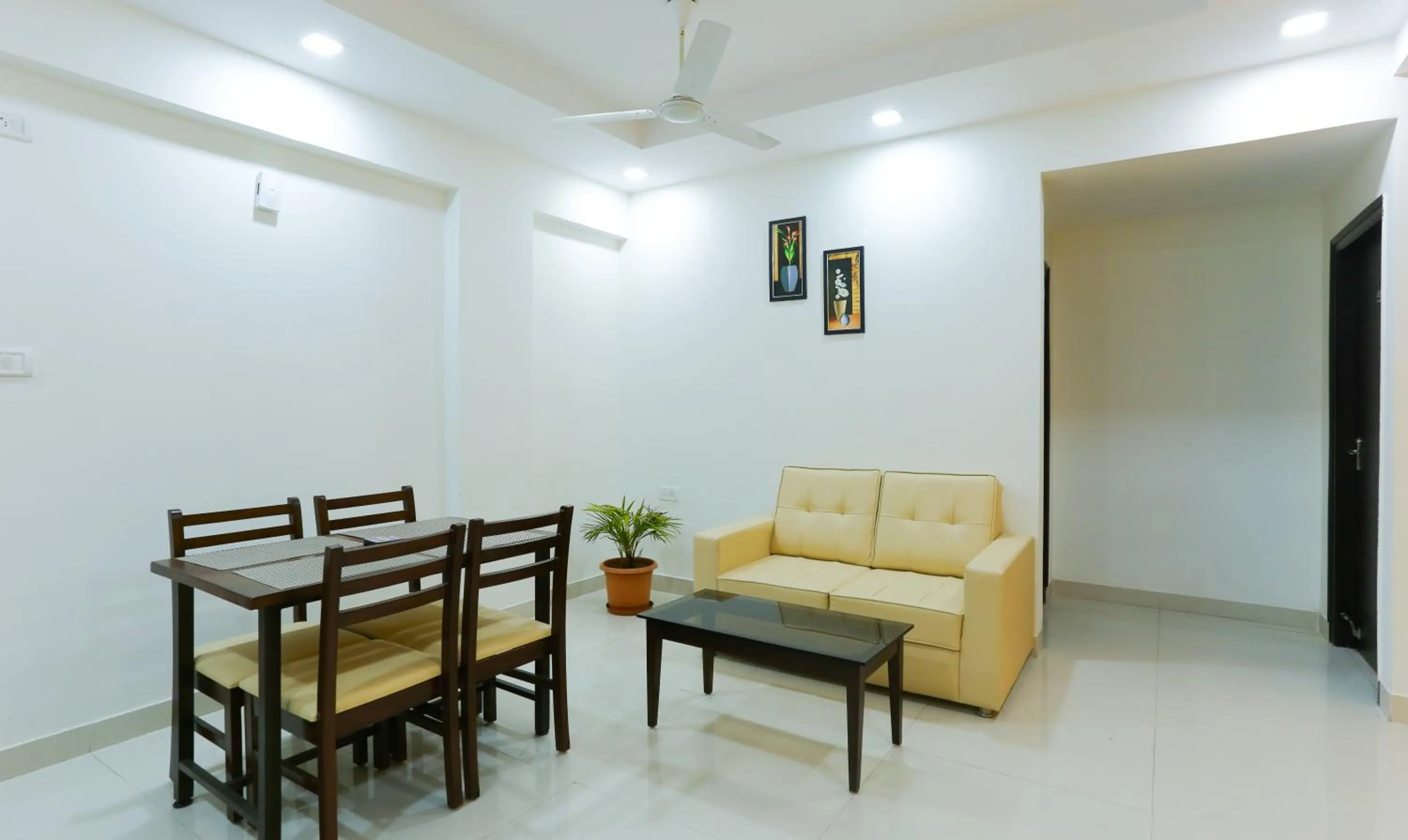 Dining area in Itsy Hotels Worldtree Bellandur