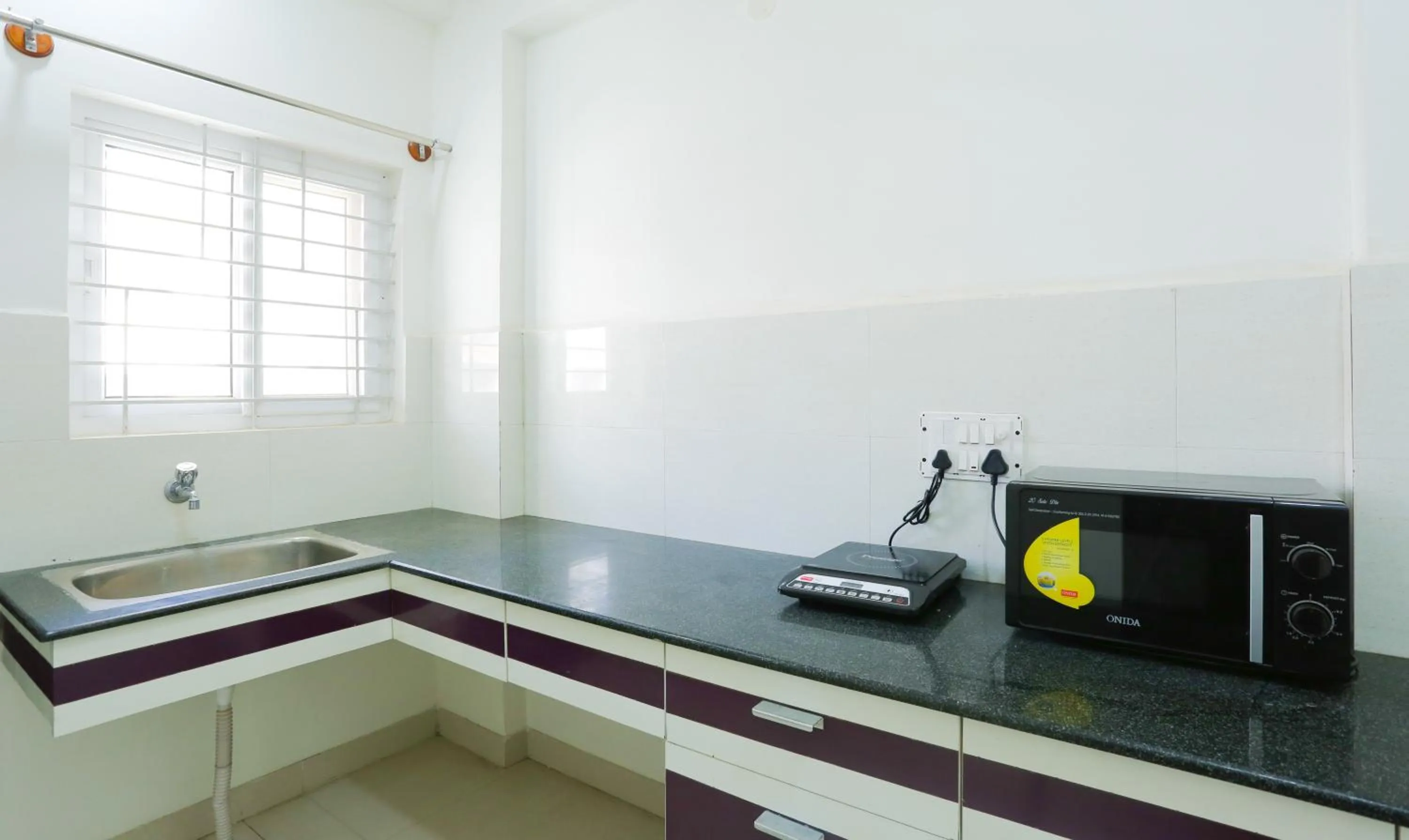 Kitchen or kitchenette in Itsy Hotels Worldtree Bellandur