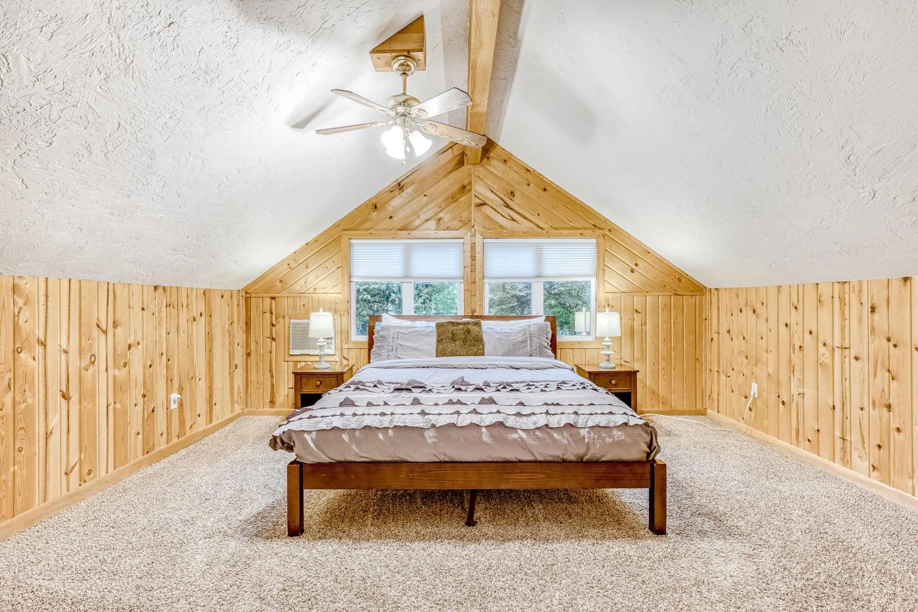 Bed in Shadowbrook Chalet