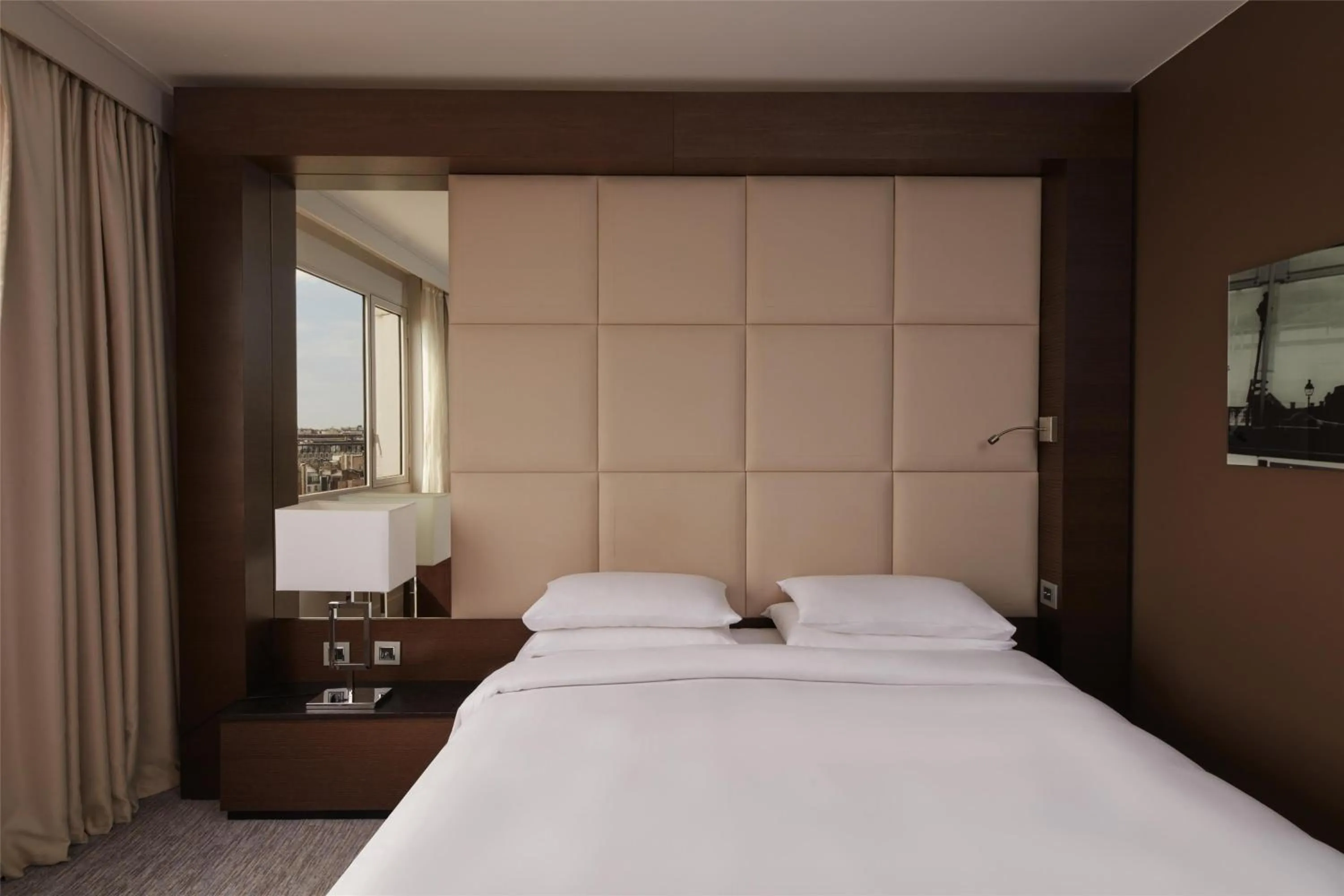 Bedroom, Bed in Hyatt Regency Paris Etoile