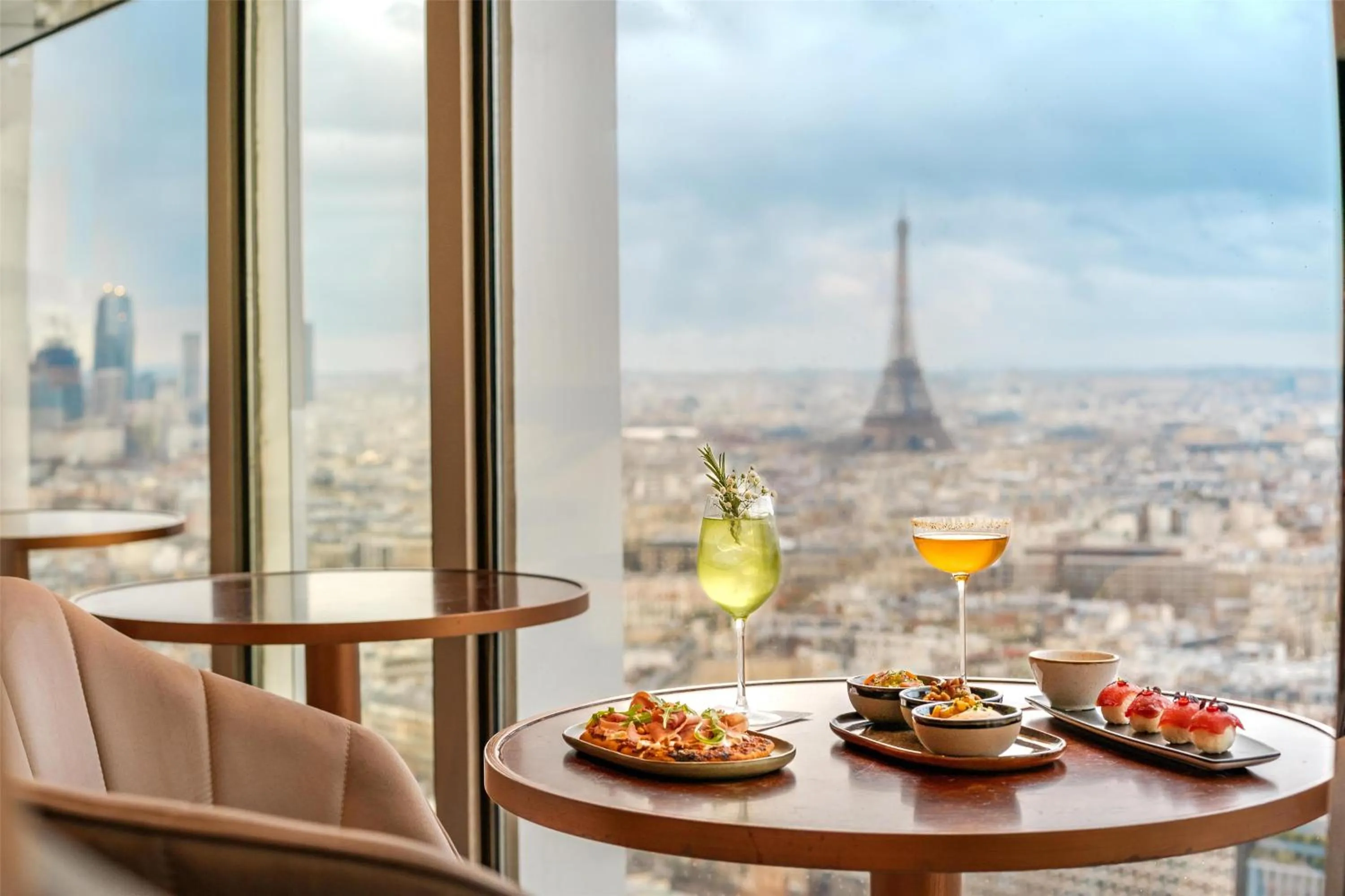 Lounge or bar in Hyatt Regency Paris Etoile