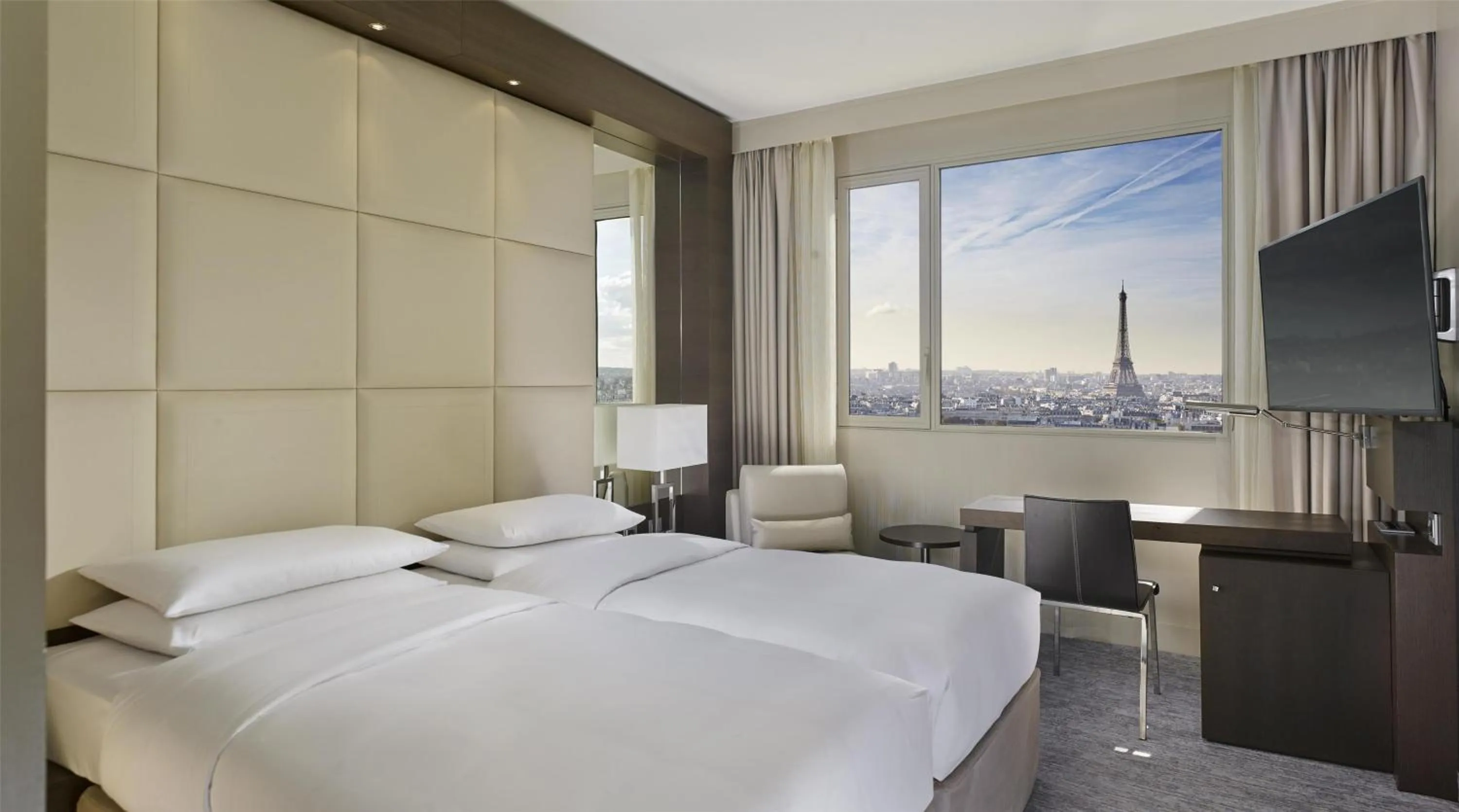 Bedroom, Bed in Hyatt Regency Paris Etoile