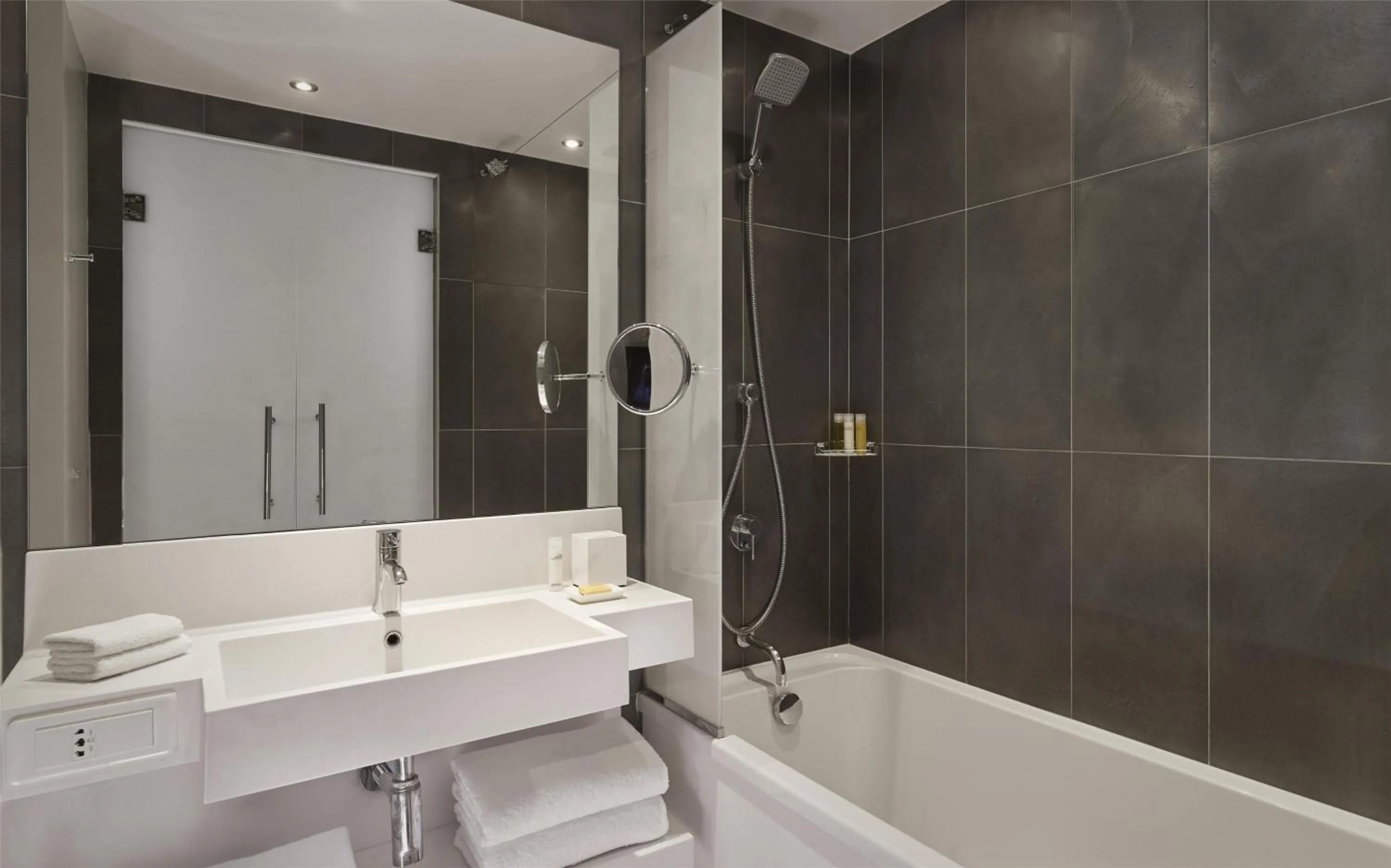 Bathroom in Hyatt Regency Paris Etoile