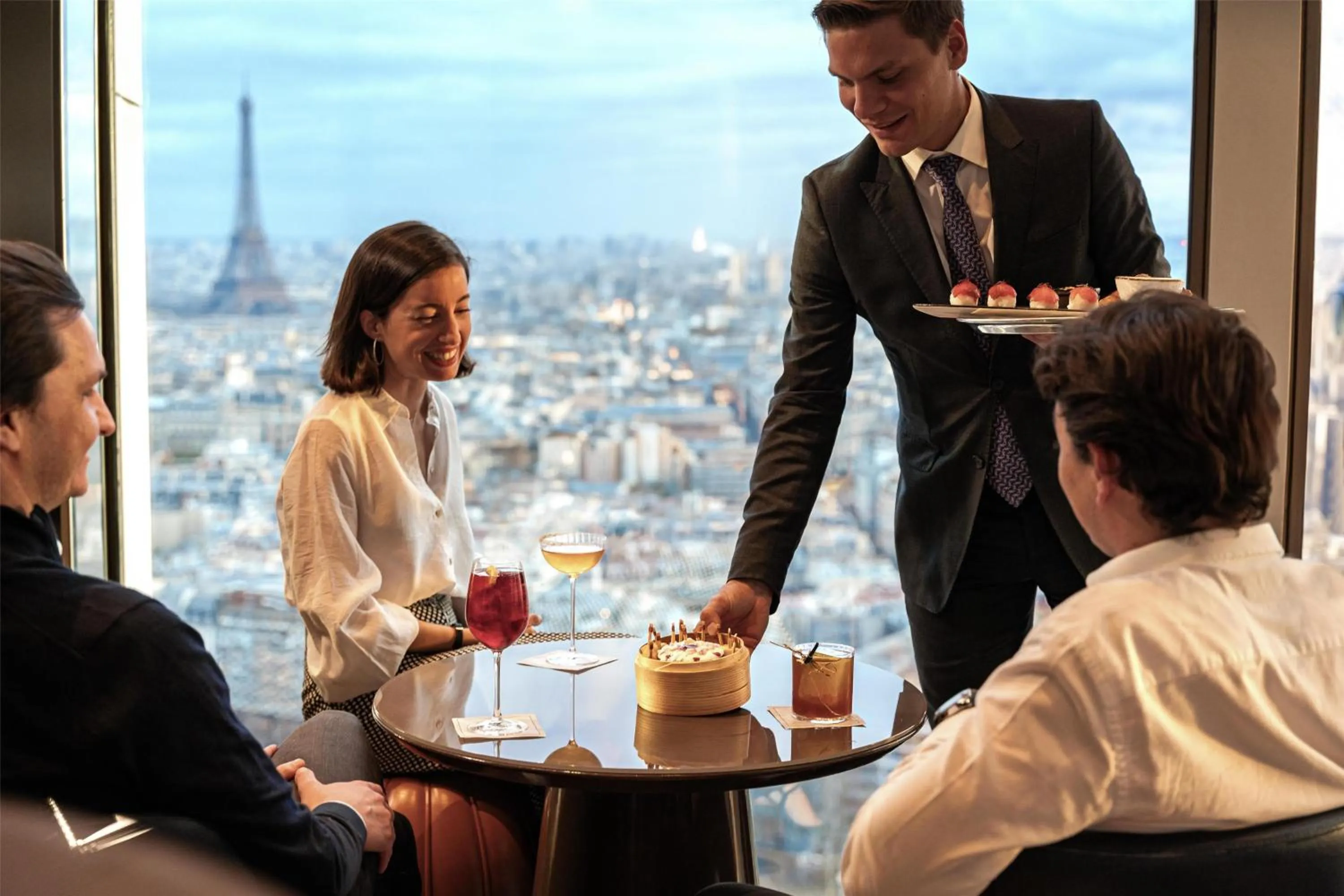 Lounge or bar in Hyatt Regency Paris Etoile