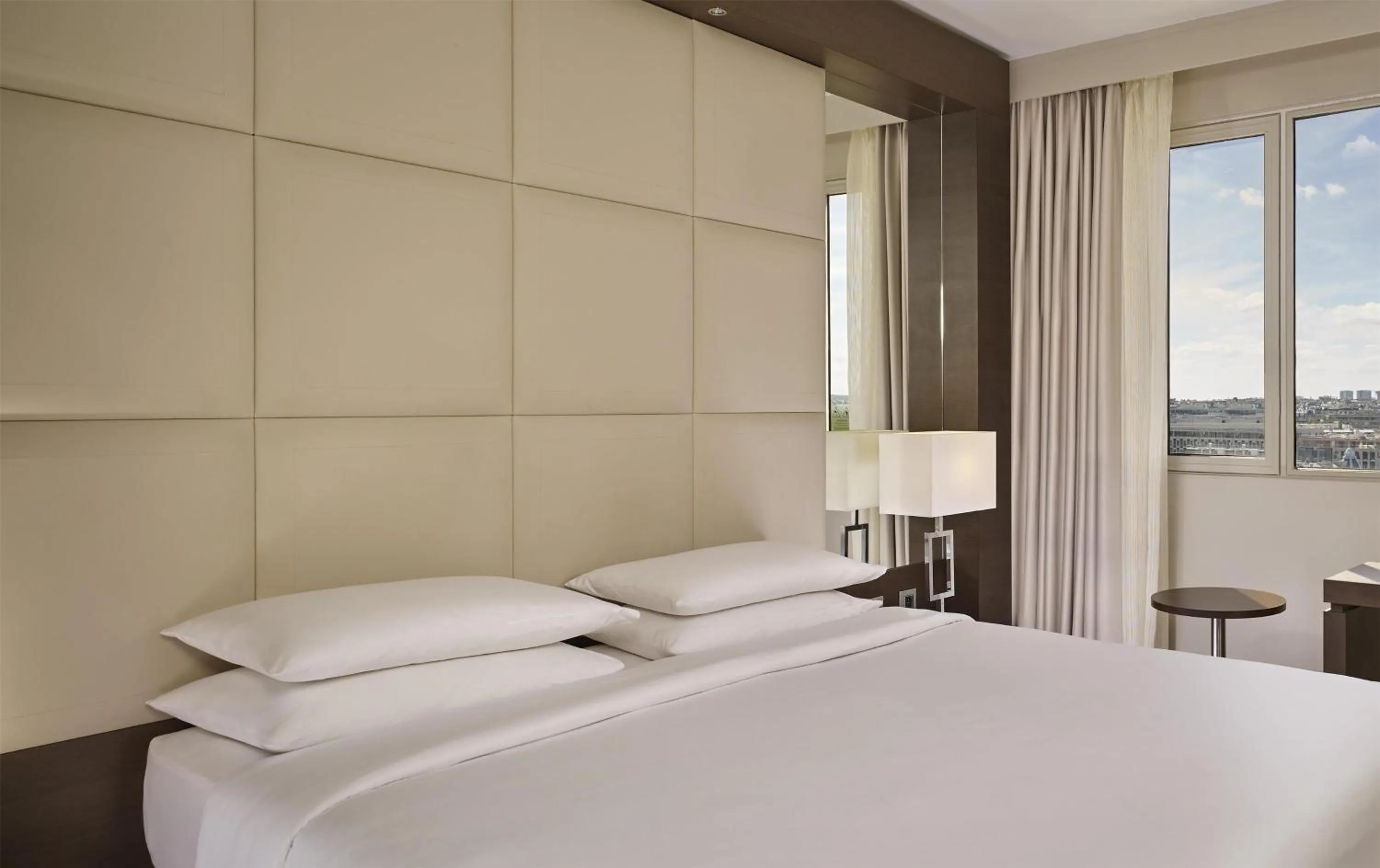 Bedroom, Bed in Hyatt Regency Paris Etoile