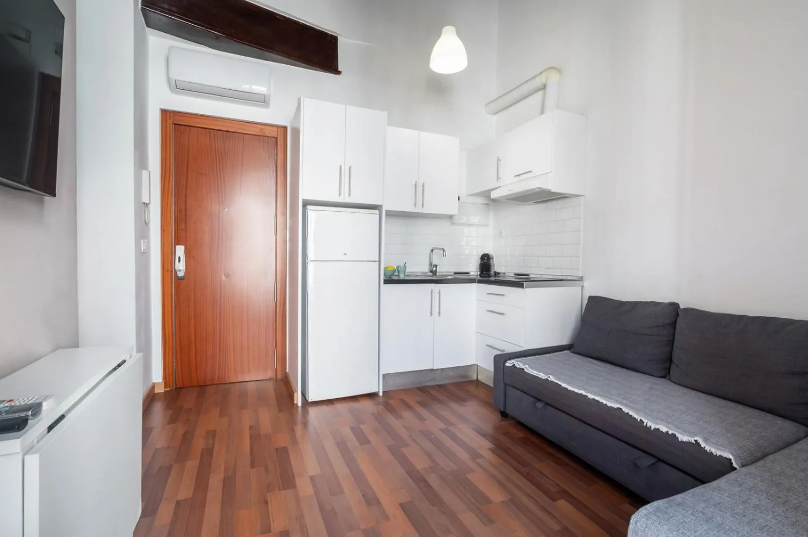 Photo of the whole room in Up Town