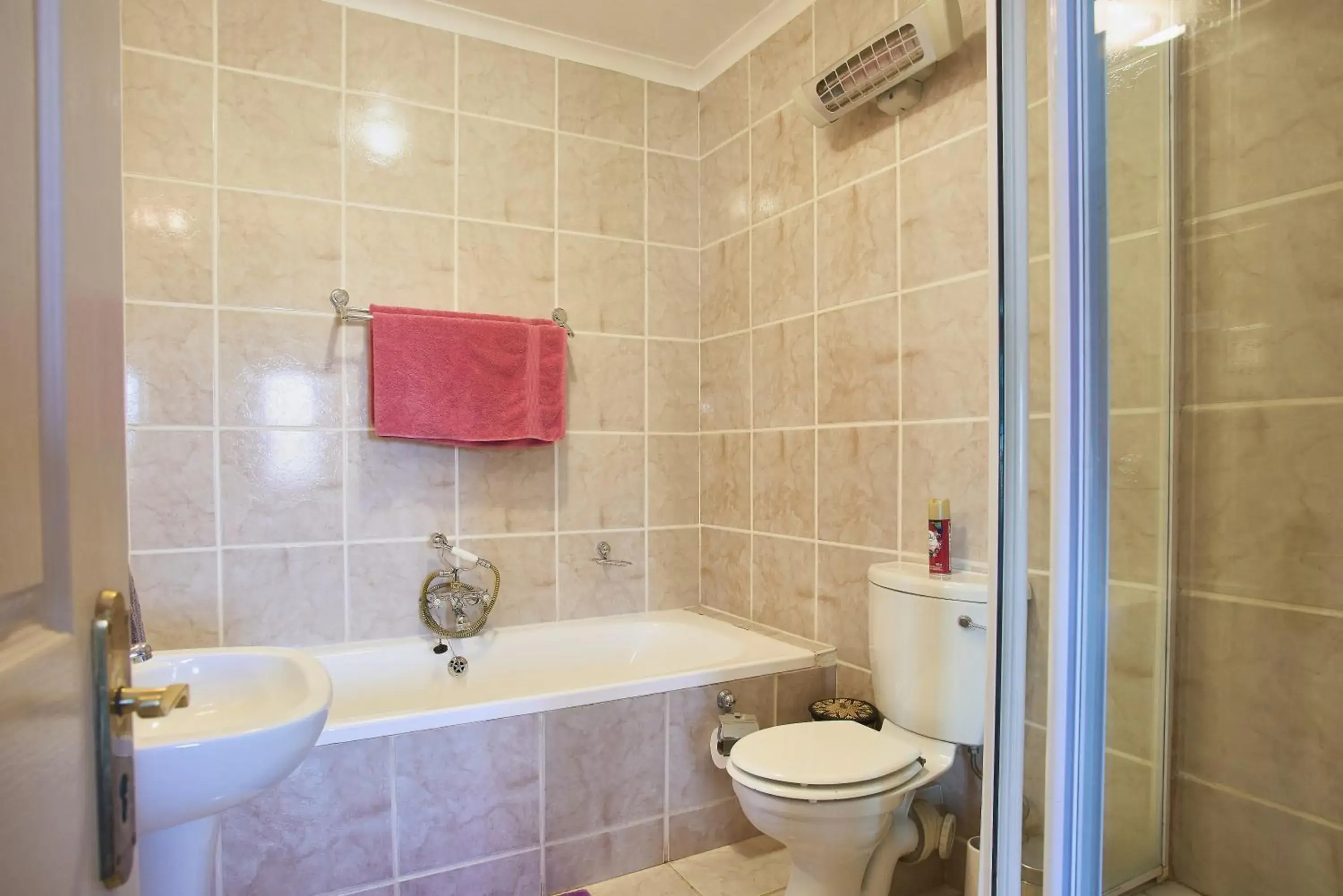 Luxury Double Room in Red Mountain House Luxury Double Room in Red Mountain House