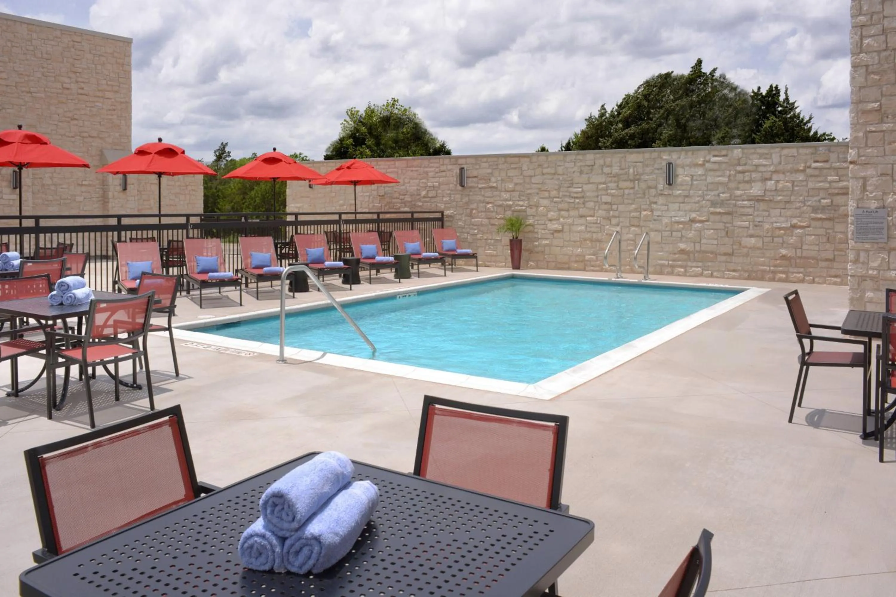 Swimming pool in Courtyard by Marriott Austin Pflugerville