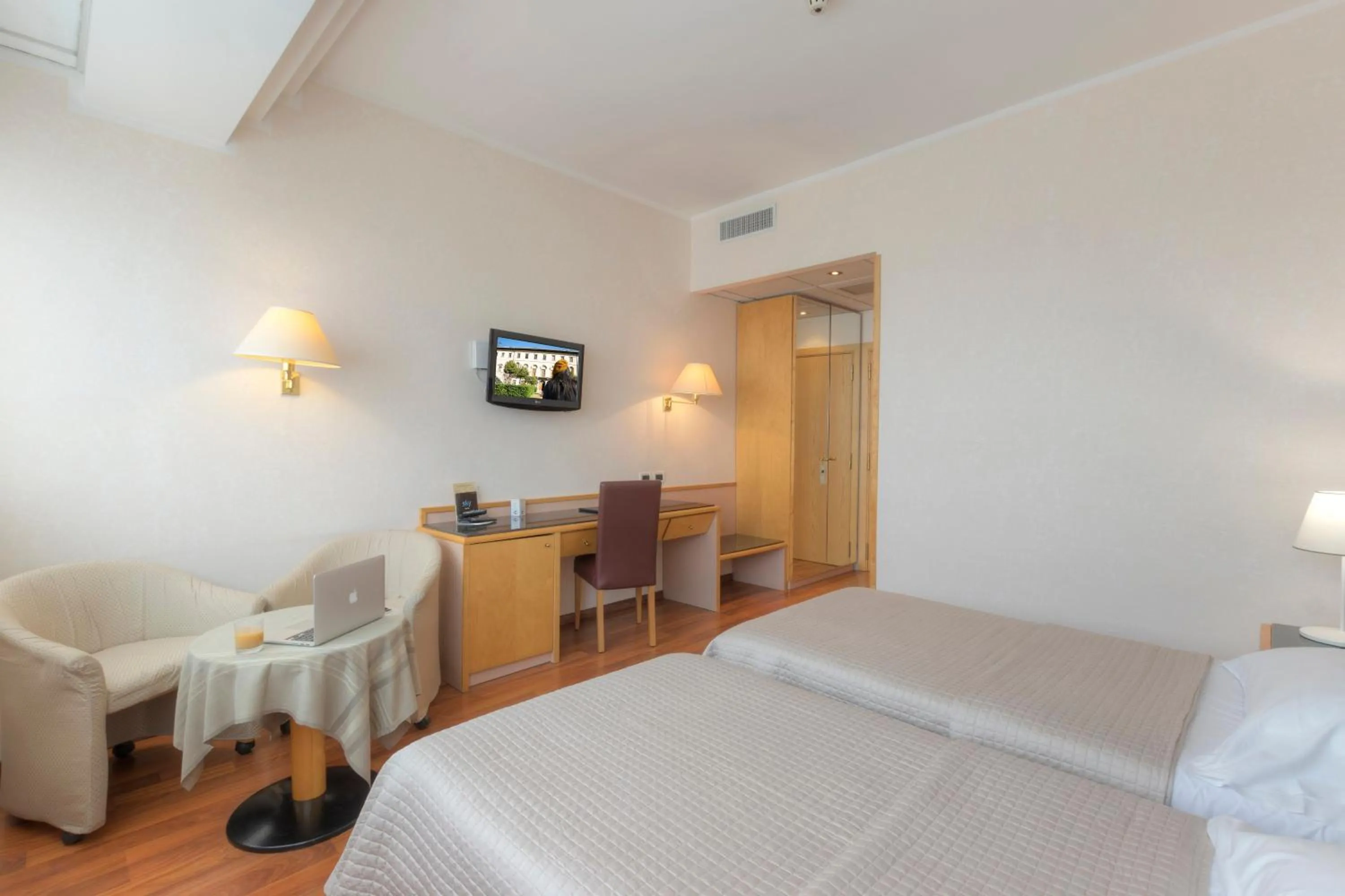 Photo of the whole room, Bed in Hotel Minerva