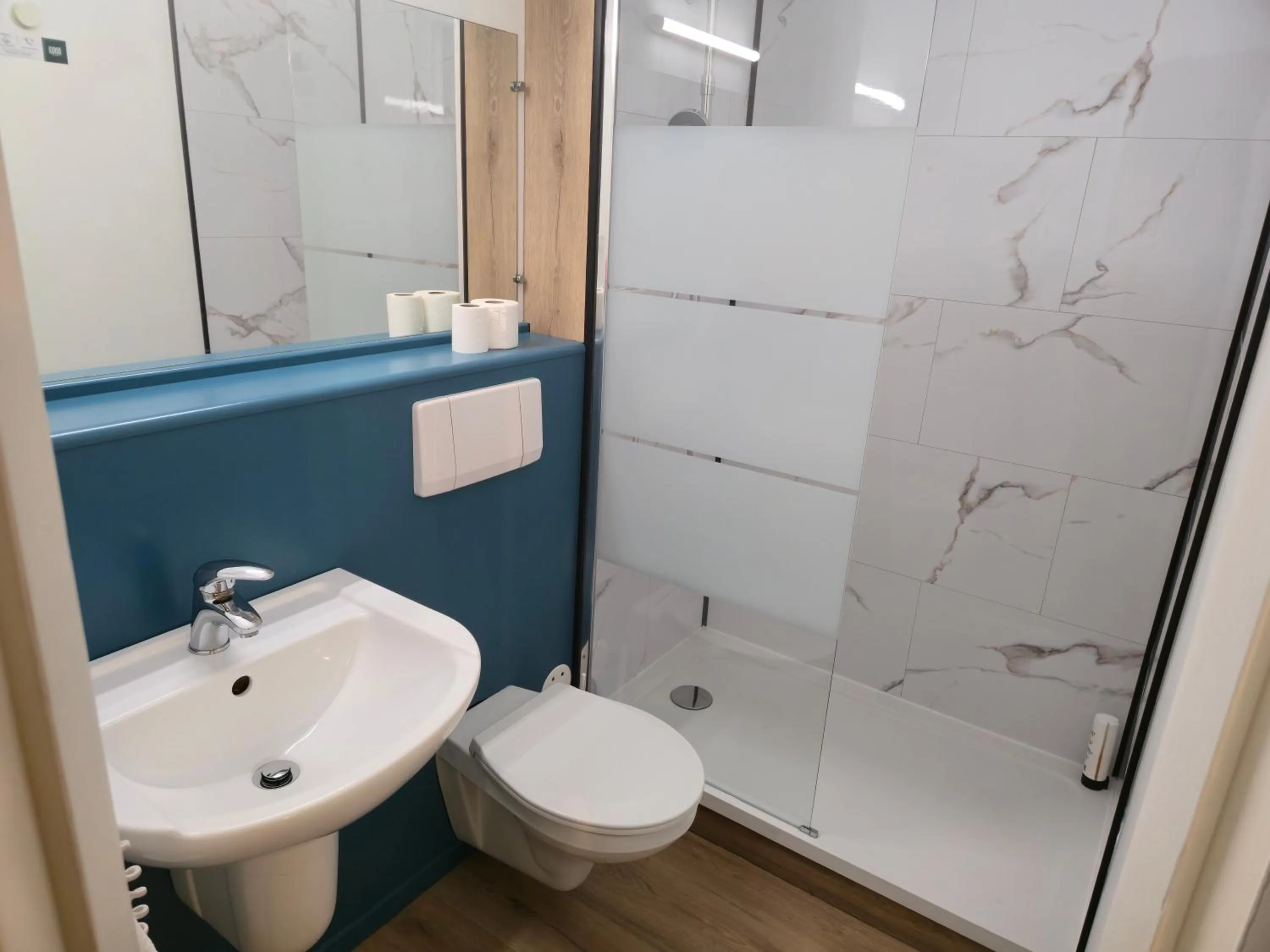 Bathroom in Logis Hôtel Come Inn