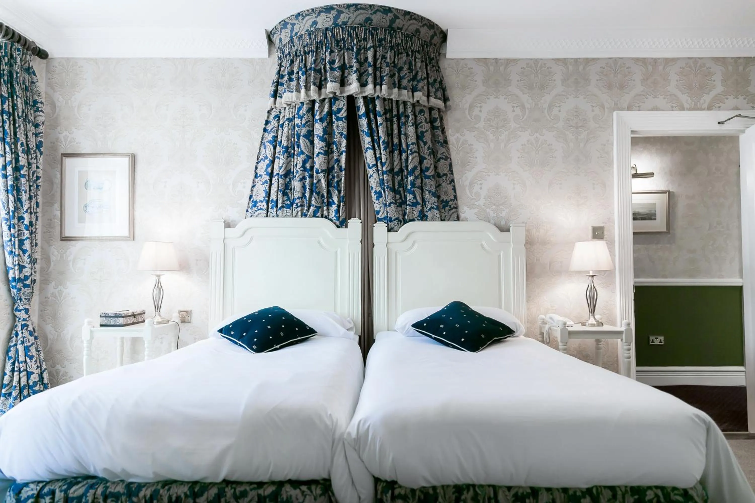 Photo of the whole room, Bed in Butlers Townhouse