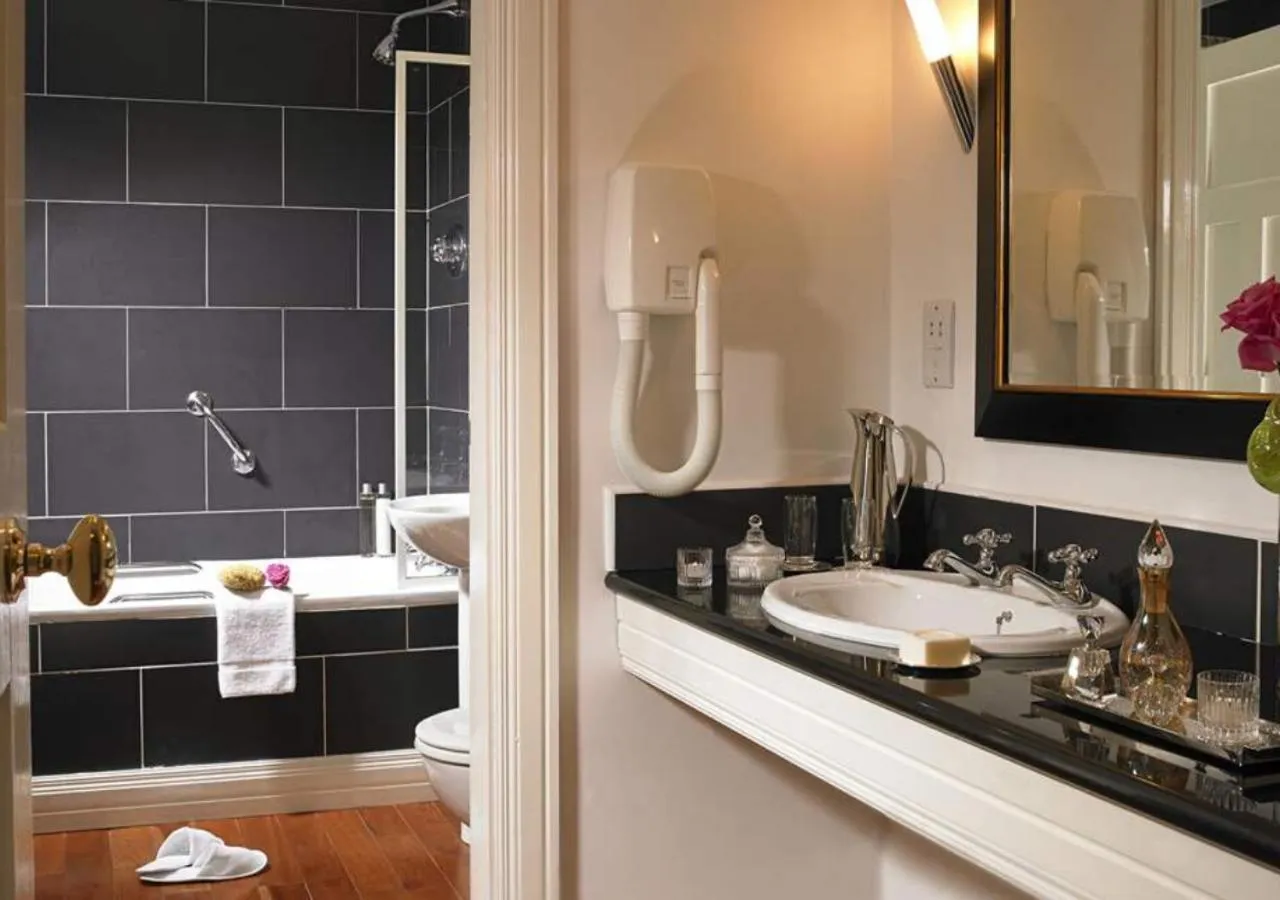 Bathroom in The Dunraven, Adare