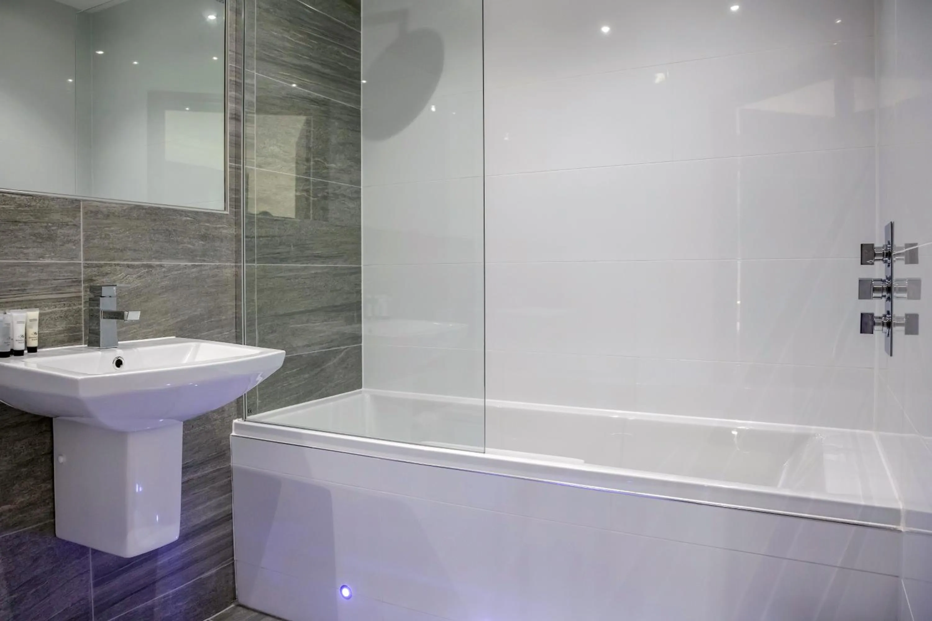 Canada Lodge and Lake