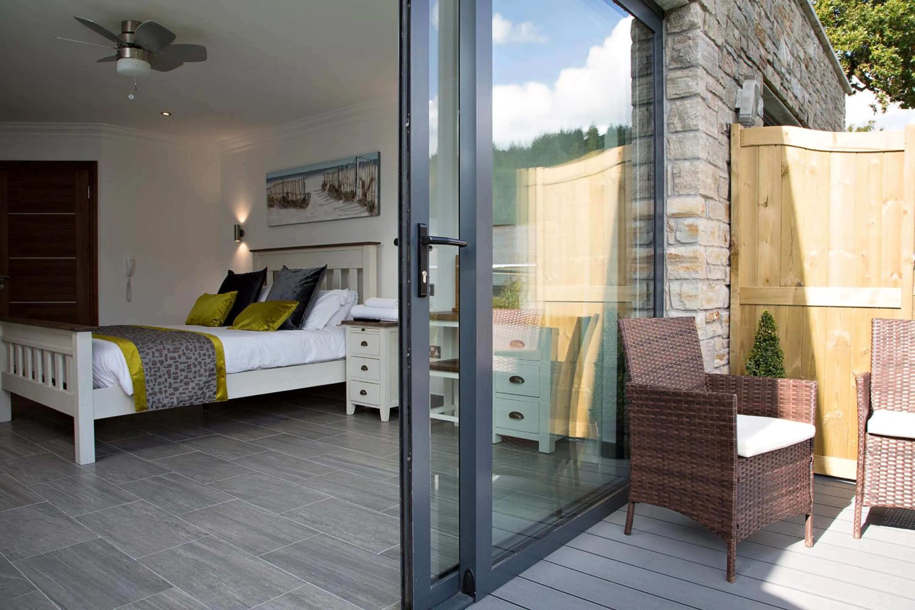 Balcony/Terrace, Bed in Canada Lodge and Lake