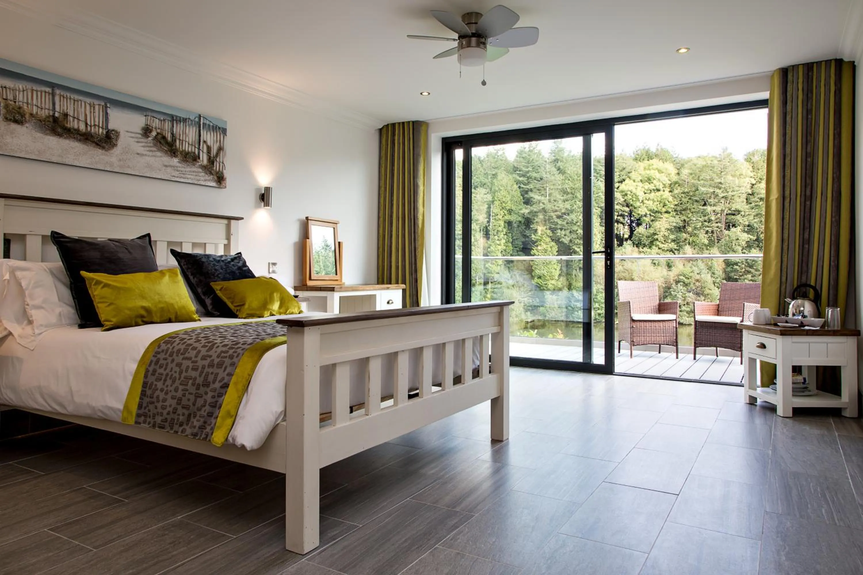 Bed in Canada Lodge and Lake