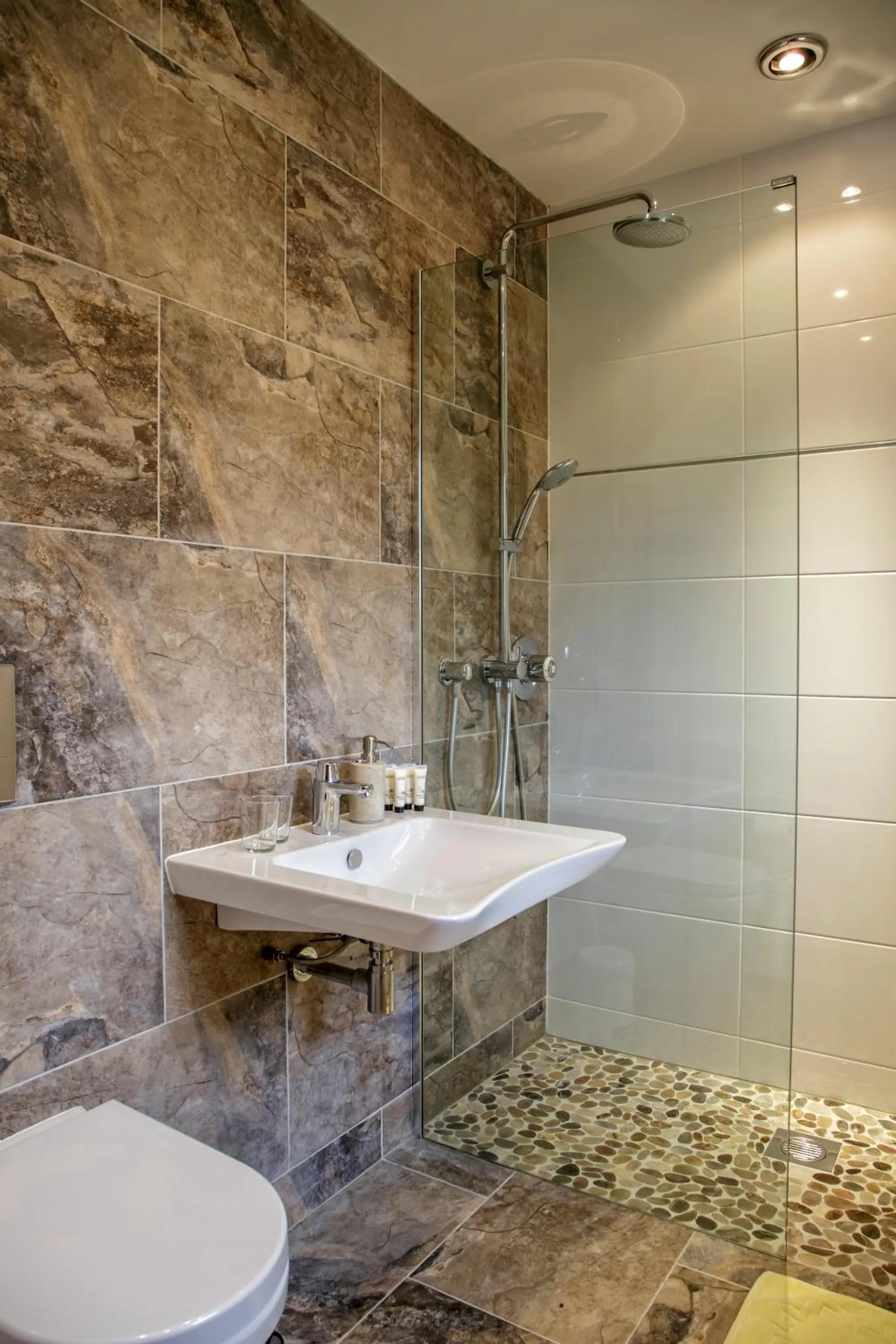 Bathroom in Canada Lodge and Lake