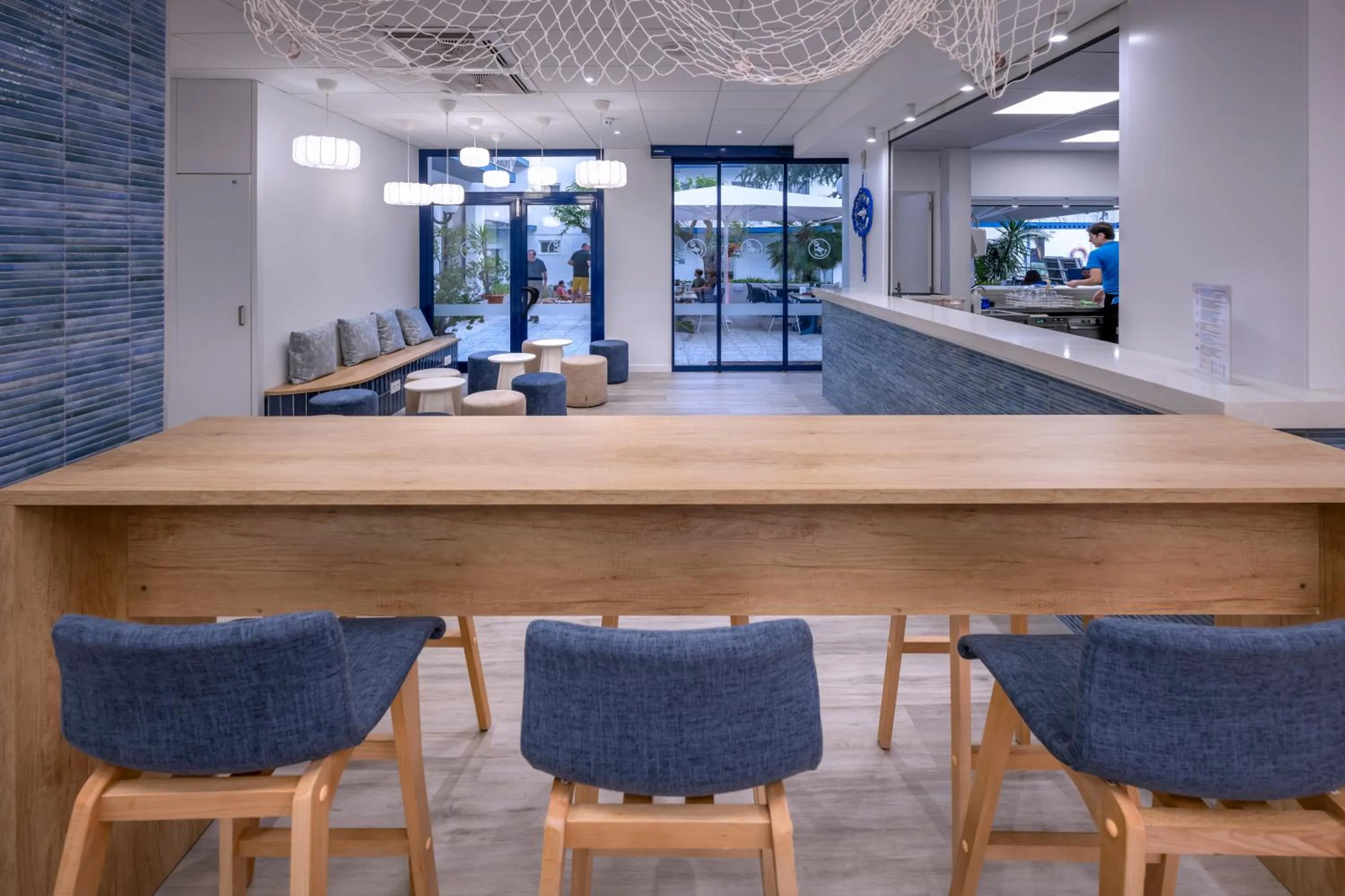 Lounge or bar in GHT Balmes, Hotel-Aparthotel&SPLASH