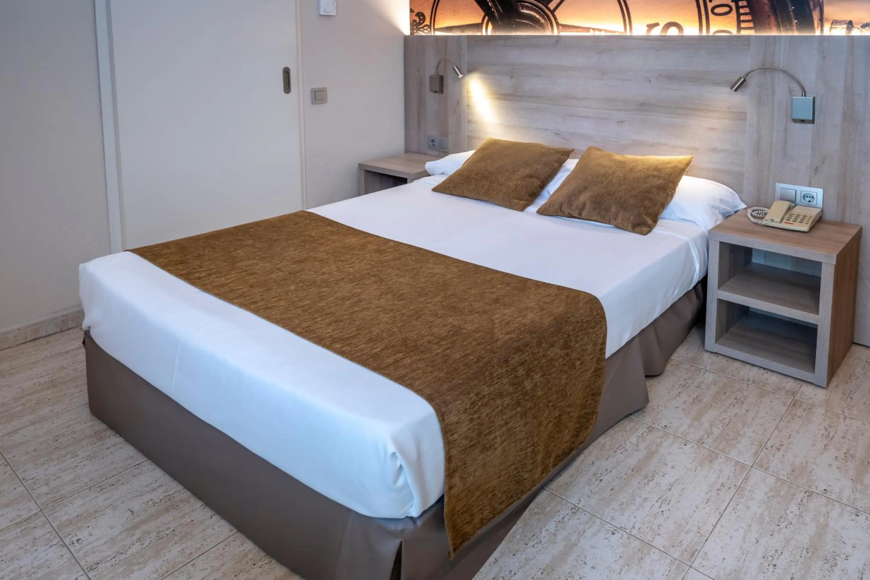 Photo of the whole room, Bed in GHT Maritim