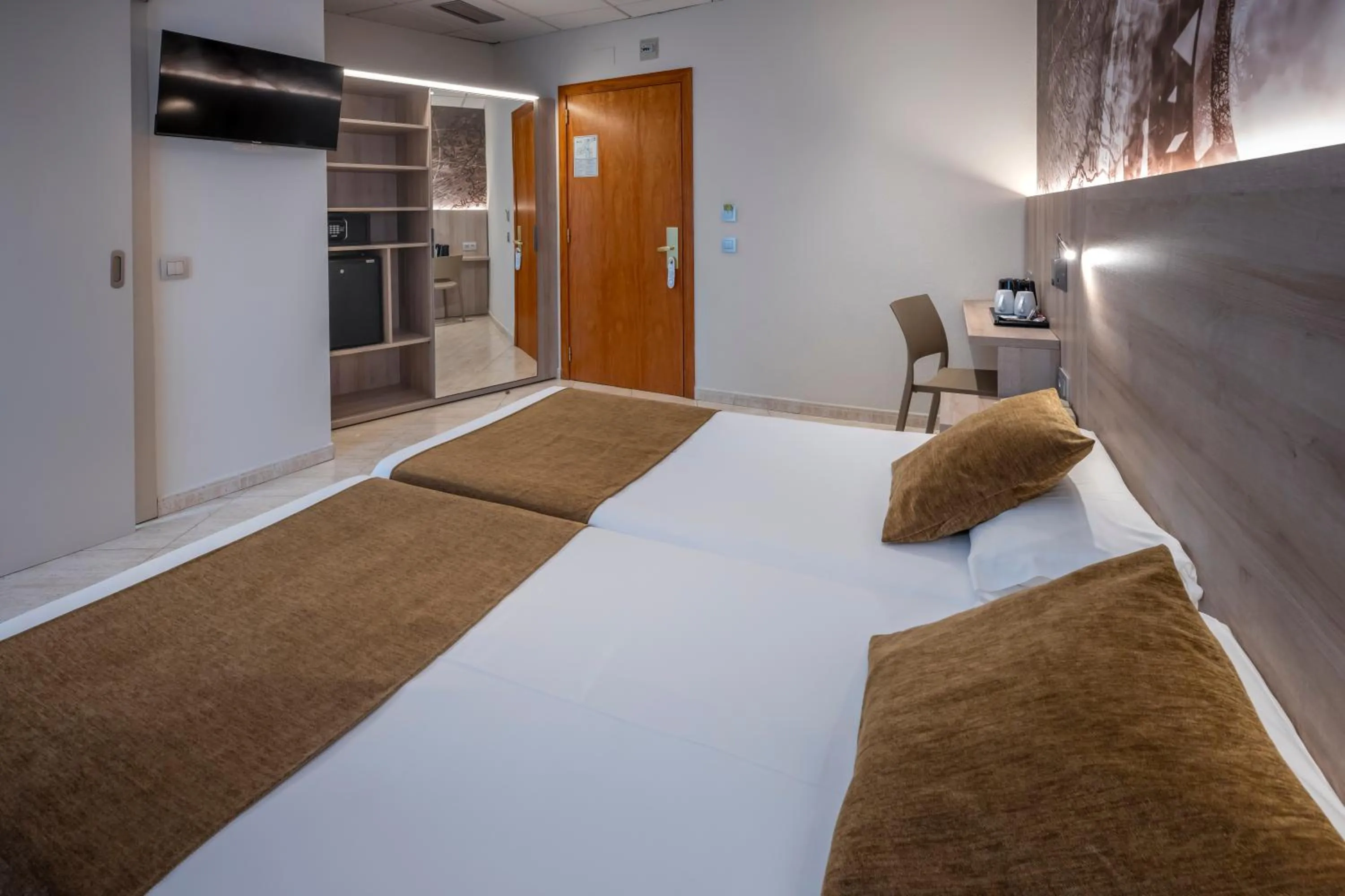 Photo of the whole room, Bed in GHT Maritim