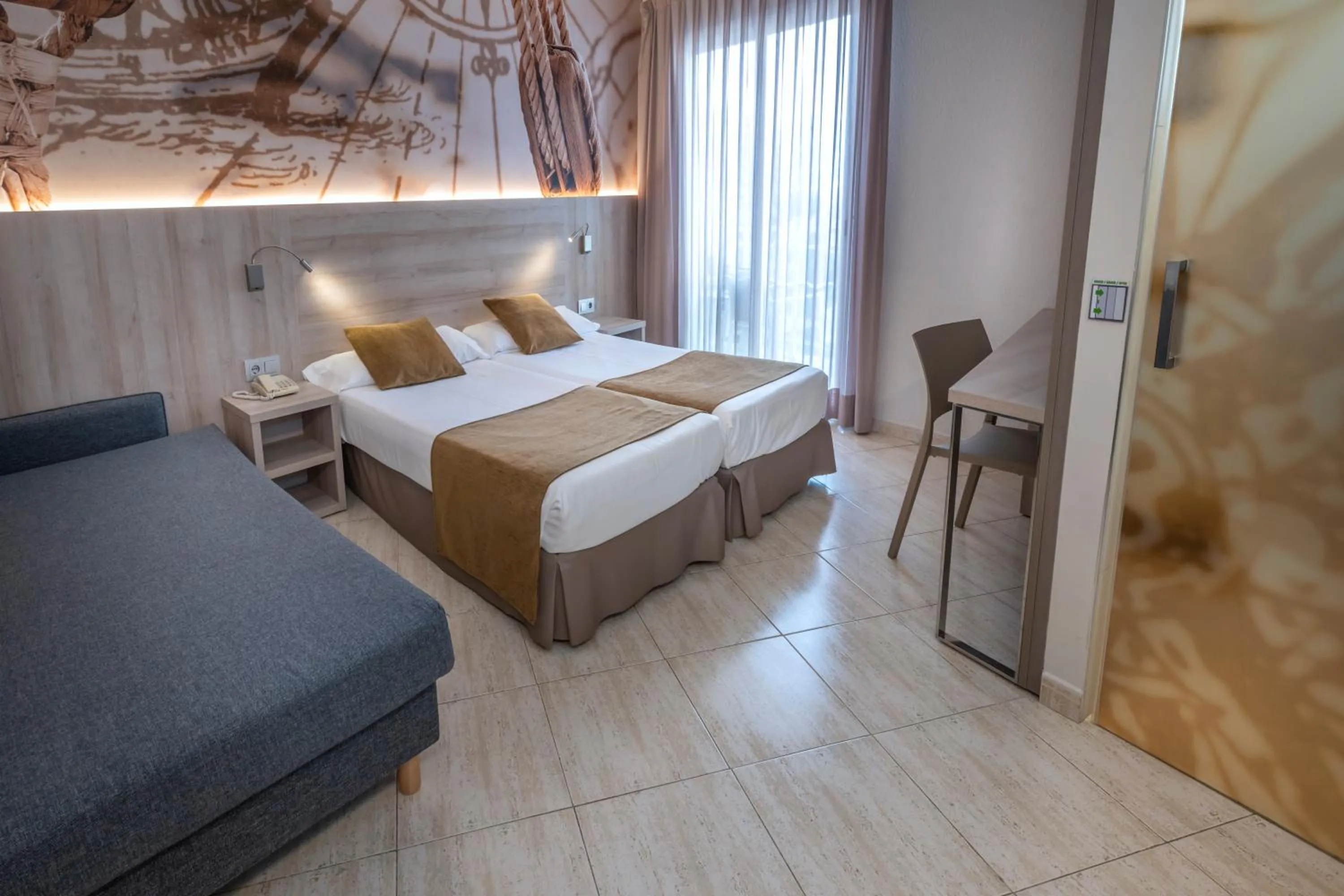 Photo of the whole room, Bed in GHT Maritim