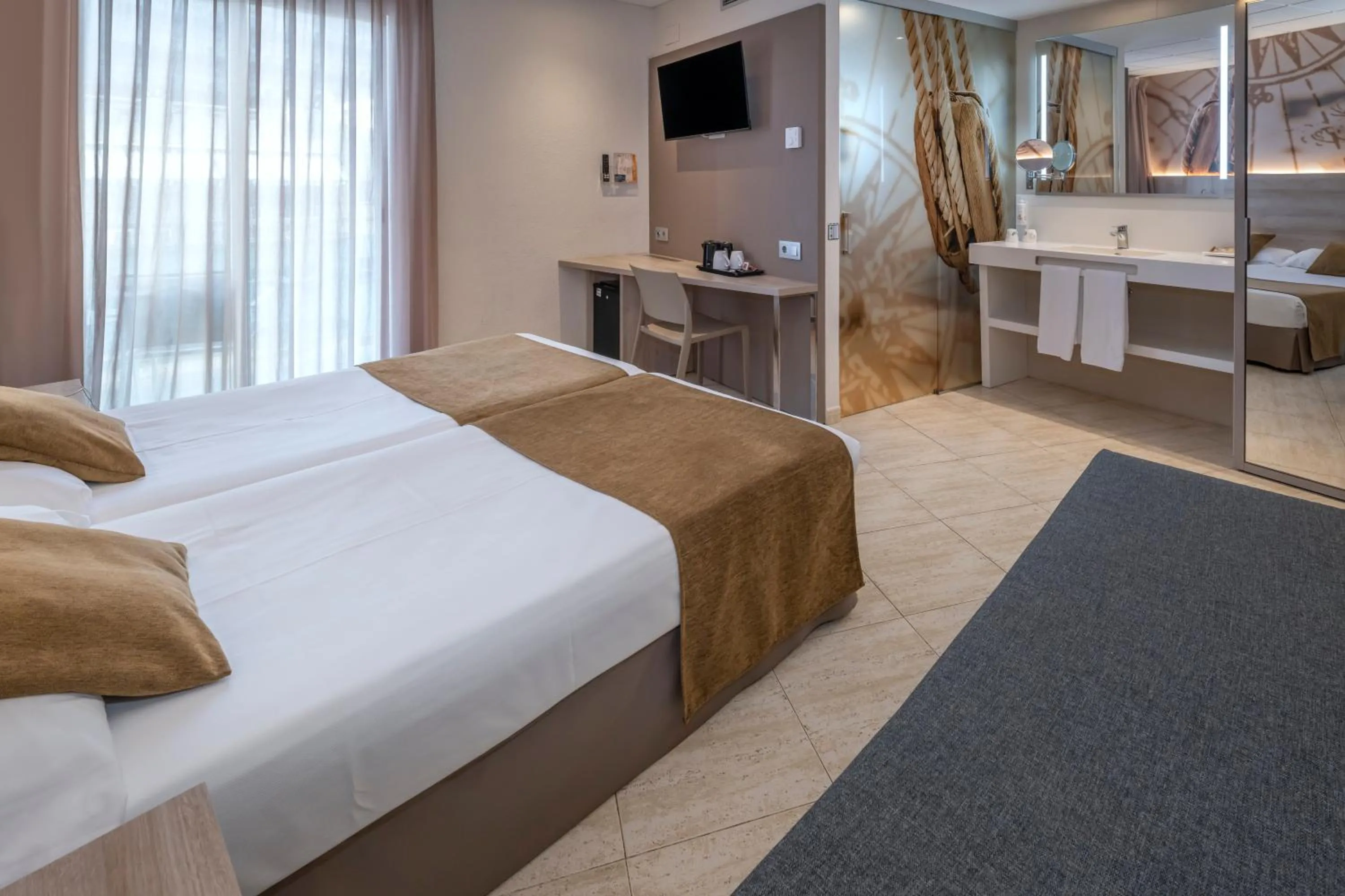 Photo of the whole room, Bed in GHT Maritim