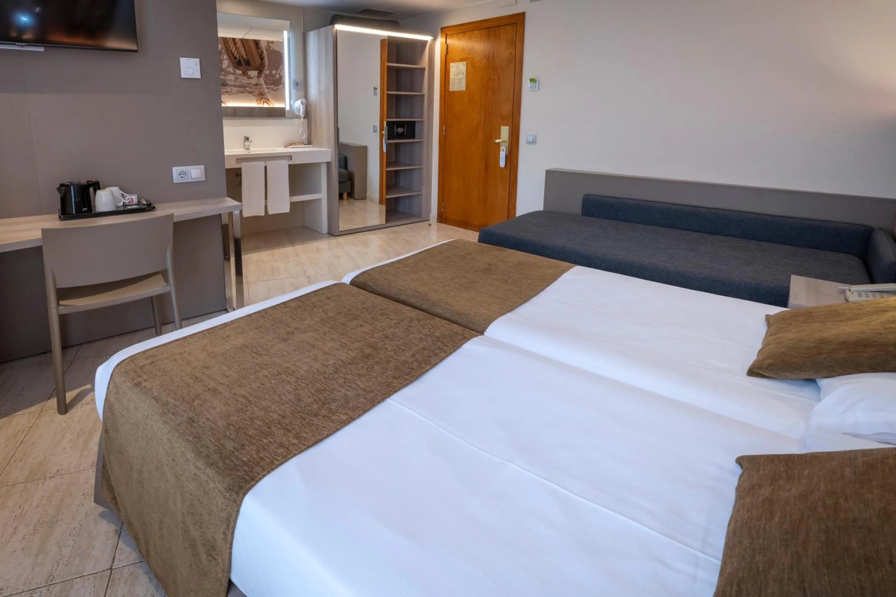 Photo of the whole room, Bed in GHT Maritim