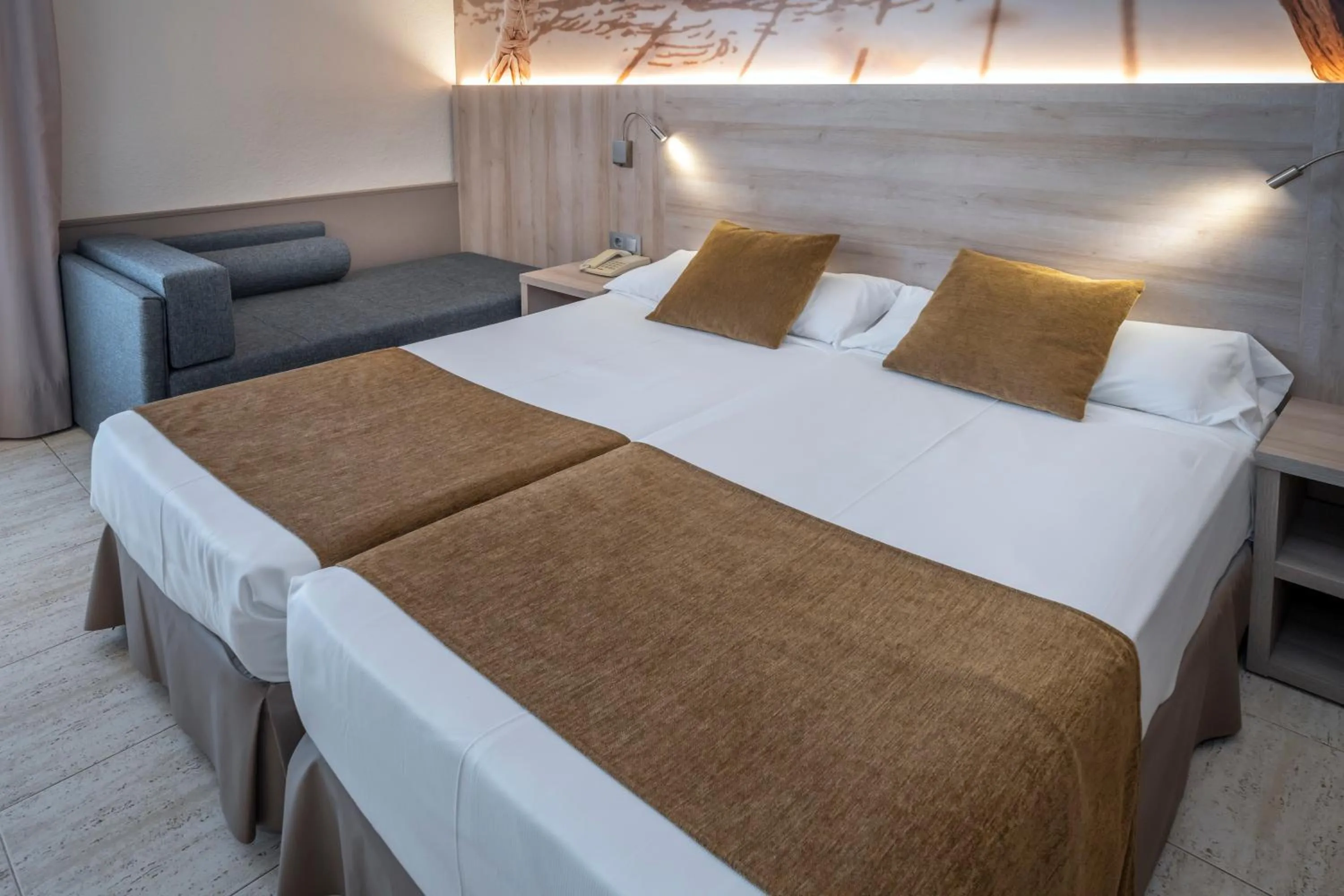 Photo of the whole room, Bed in GHT Maritim