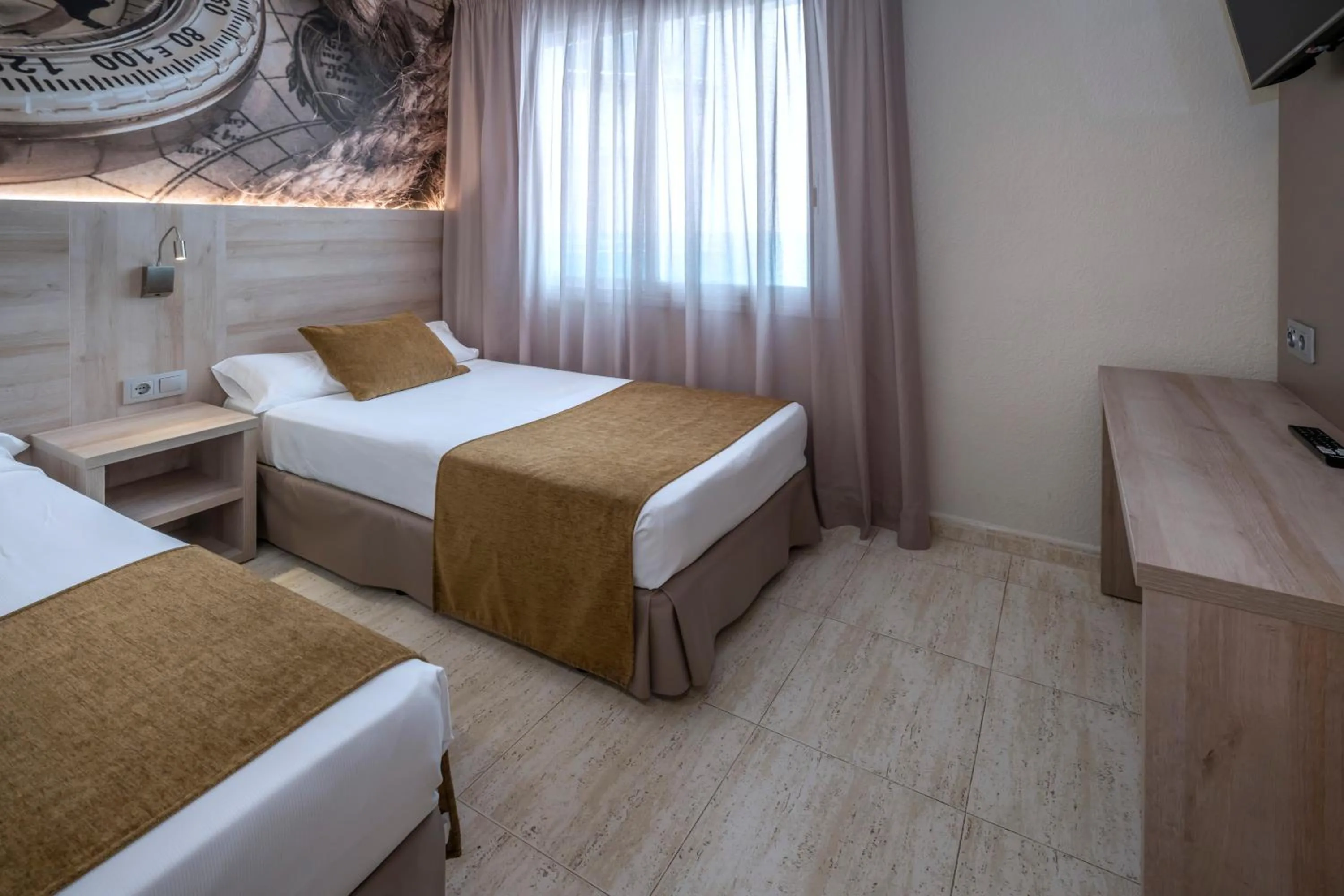 Photo of the whole room, Bed in GHT Maritim