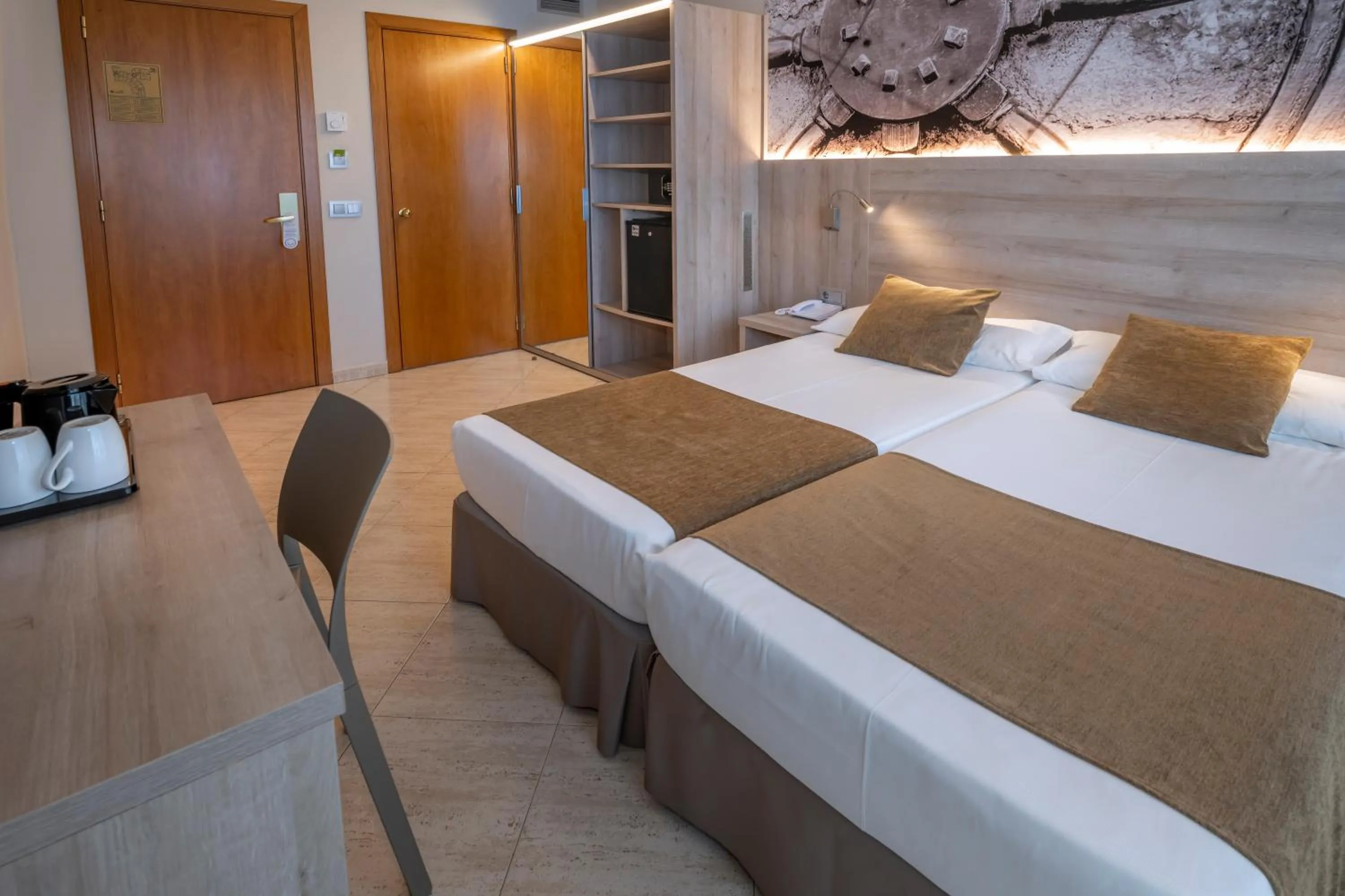 Photo of the whole room, Bed in GHT Maritim