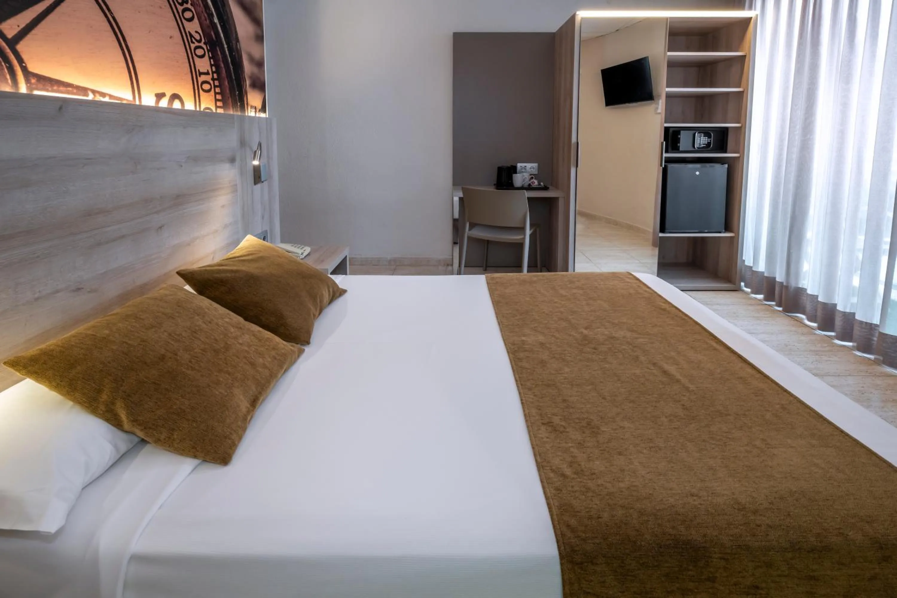 Photo of the whole room, Bed in GHT Maritim