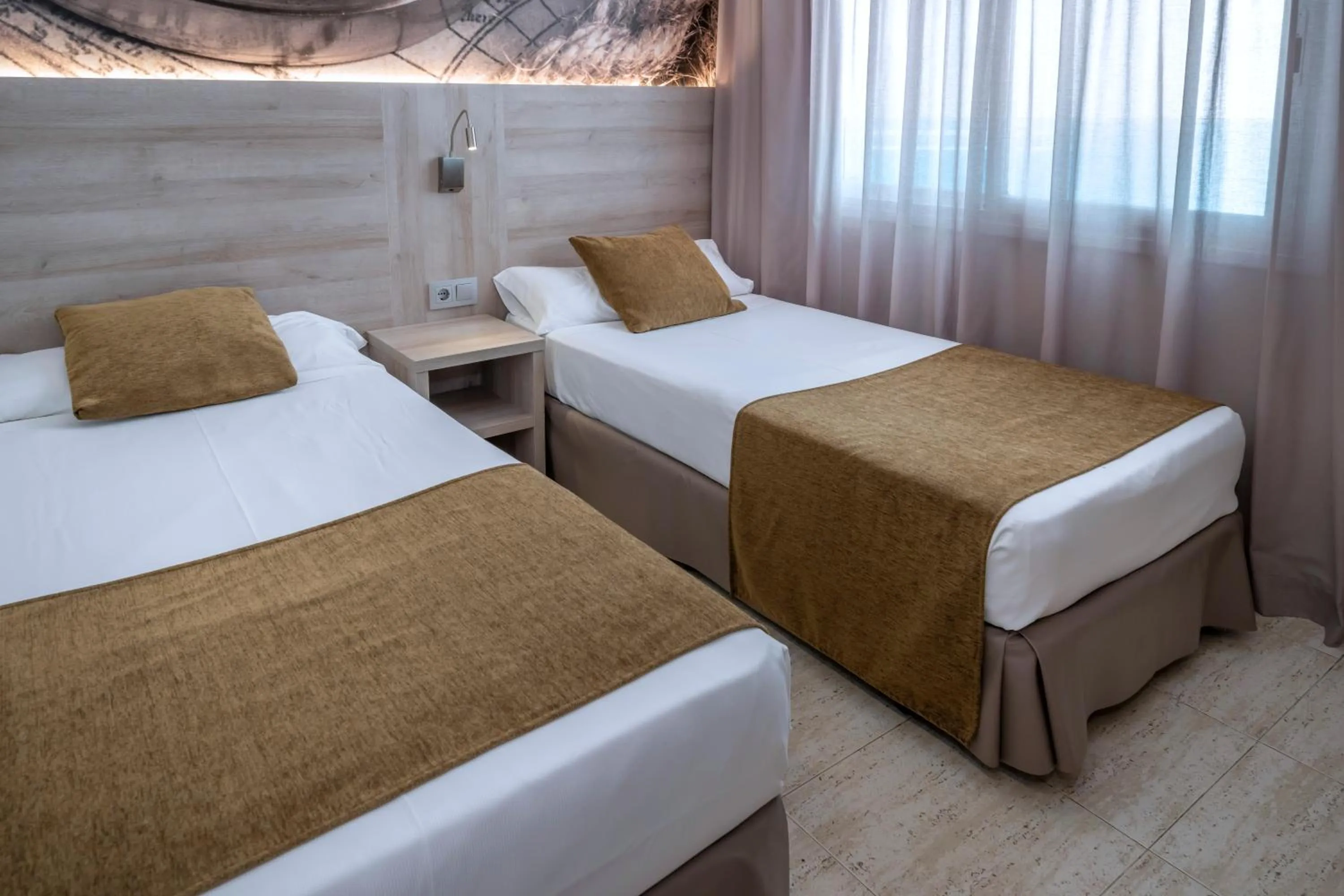 Photo of the whole room, Bed in GHT Maritim