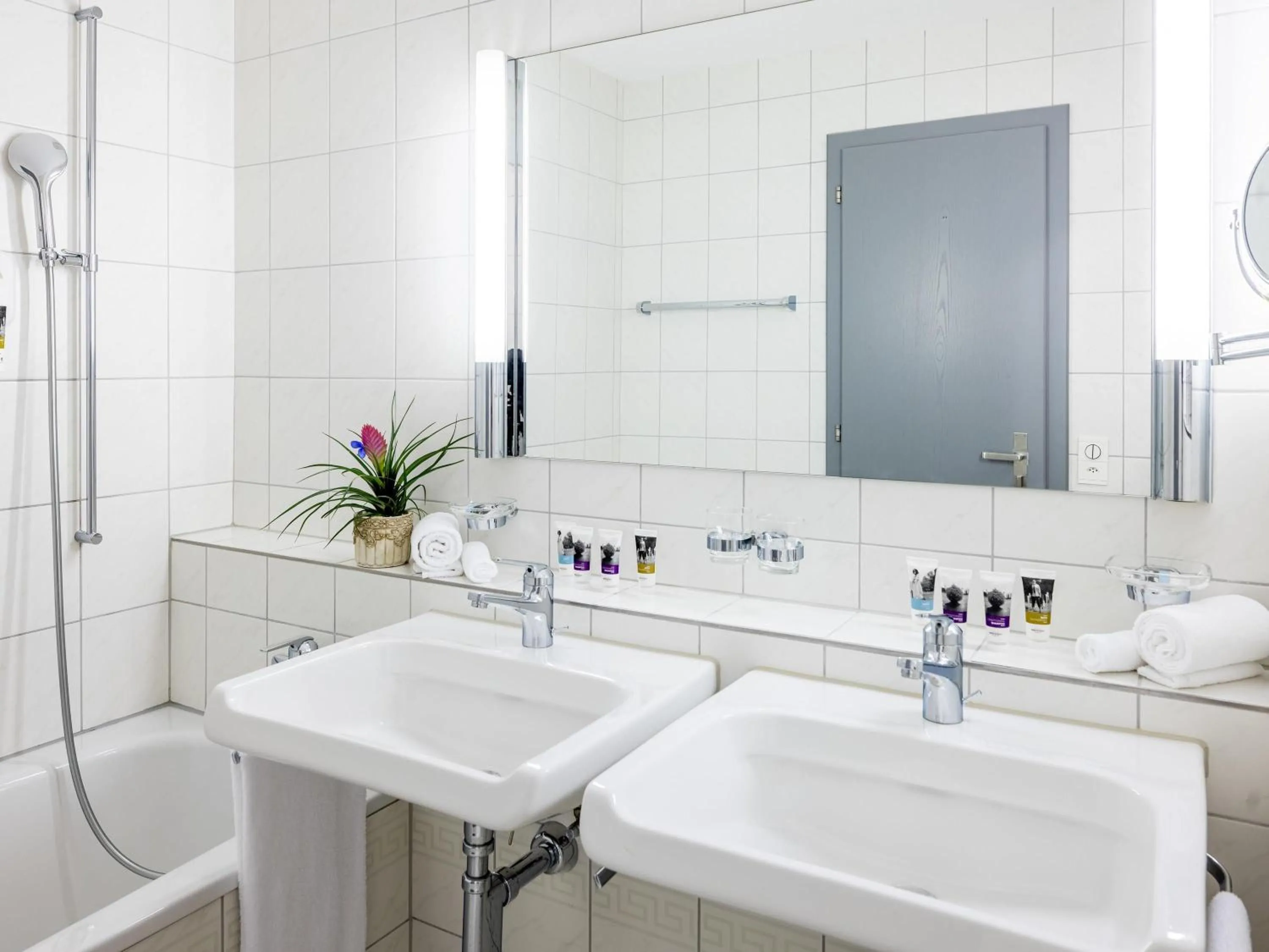 Bedroom in Mercure Lenzburg Krone