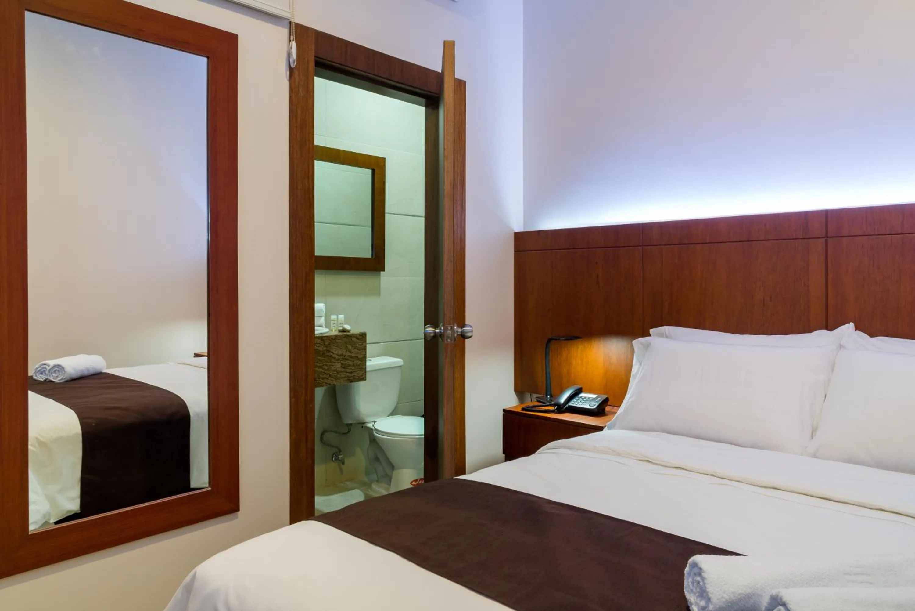 Staff, Bed in Hotel La Ría Durán