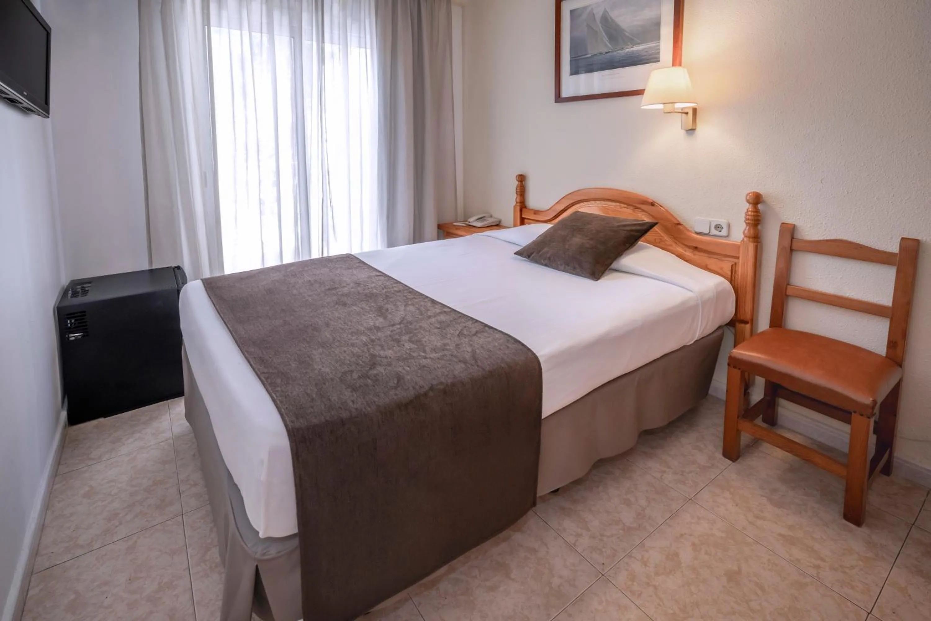 Bedroom, Bed in Hotel GHT Neptuno-Tossa & Venus SPA