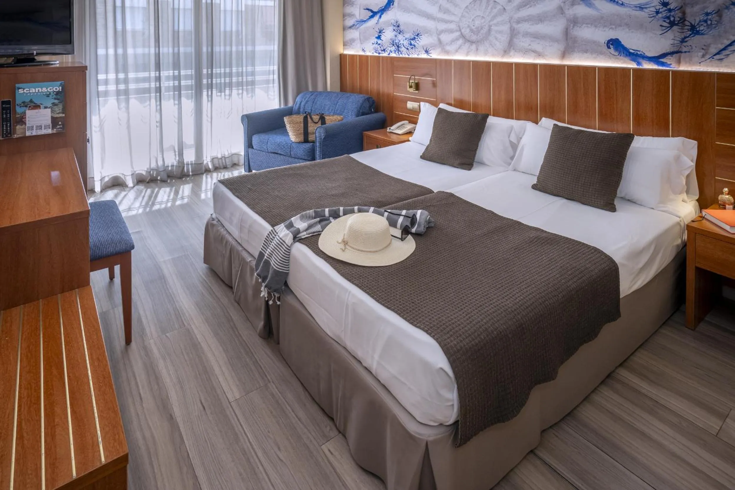 Photo of the whole room, Bed in GHT Aquarium & Spa