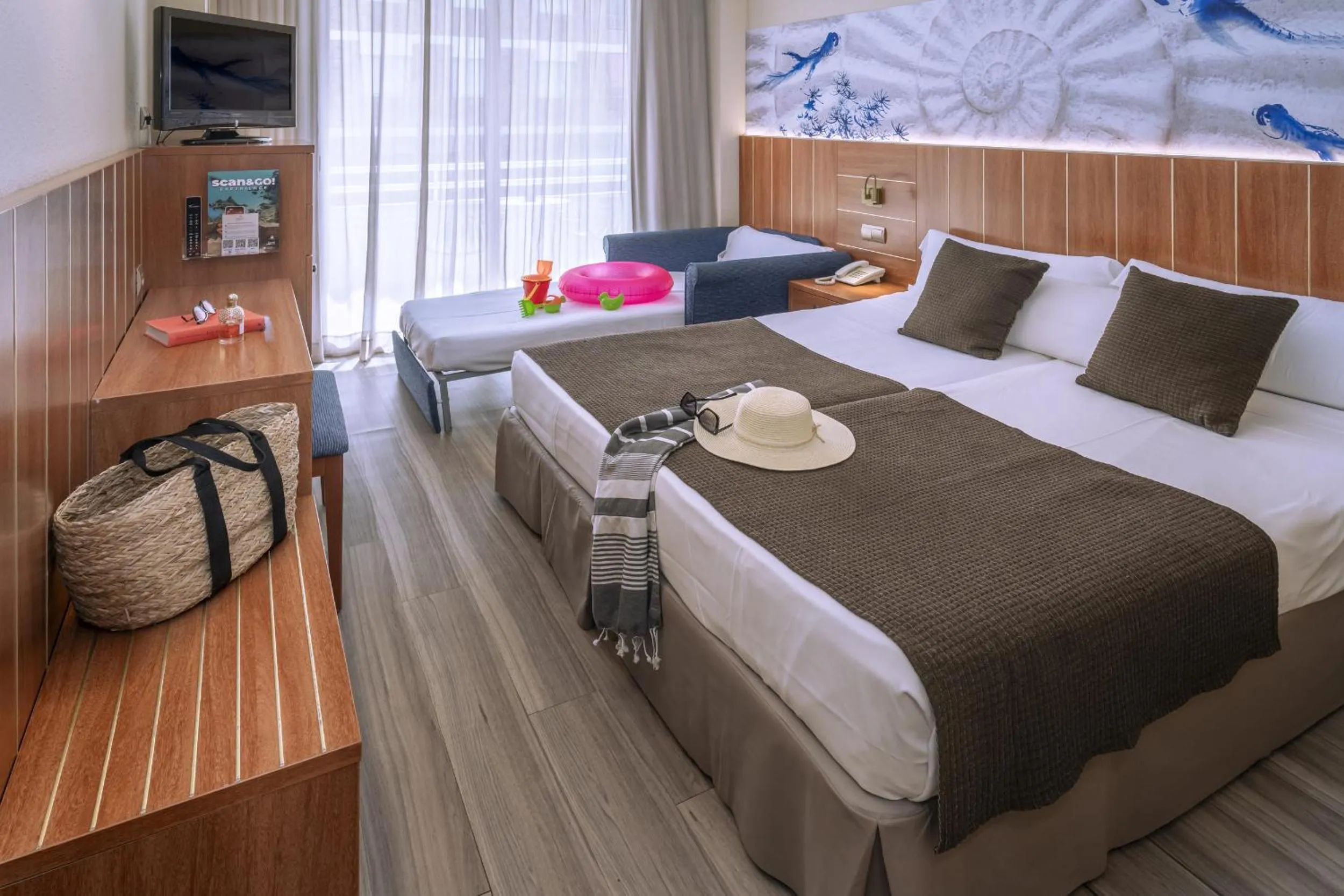 Photo of the whole room, Bed in GHT Aquarium & Spa