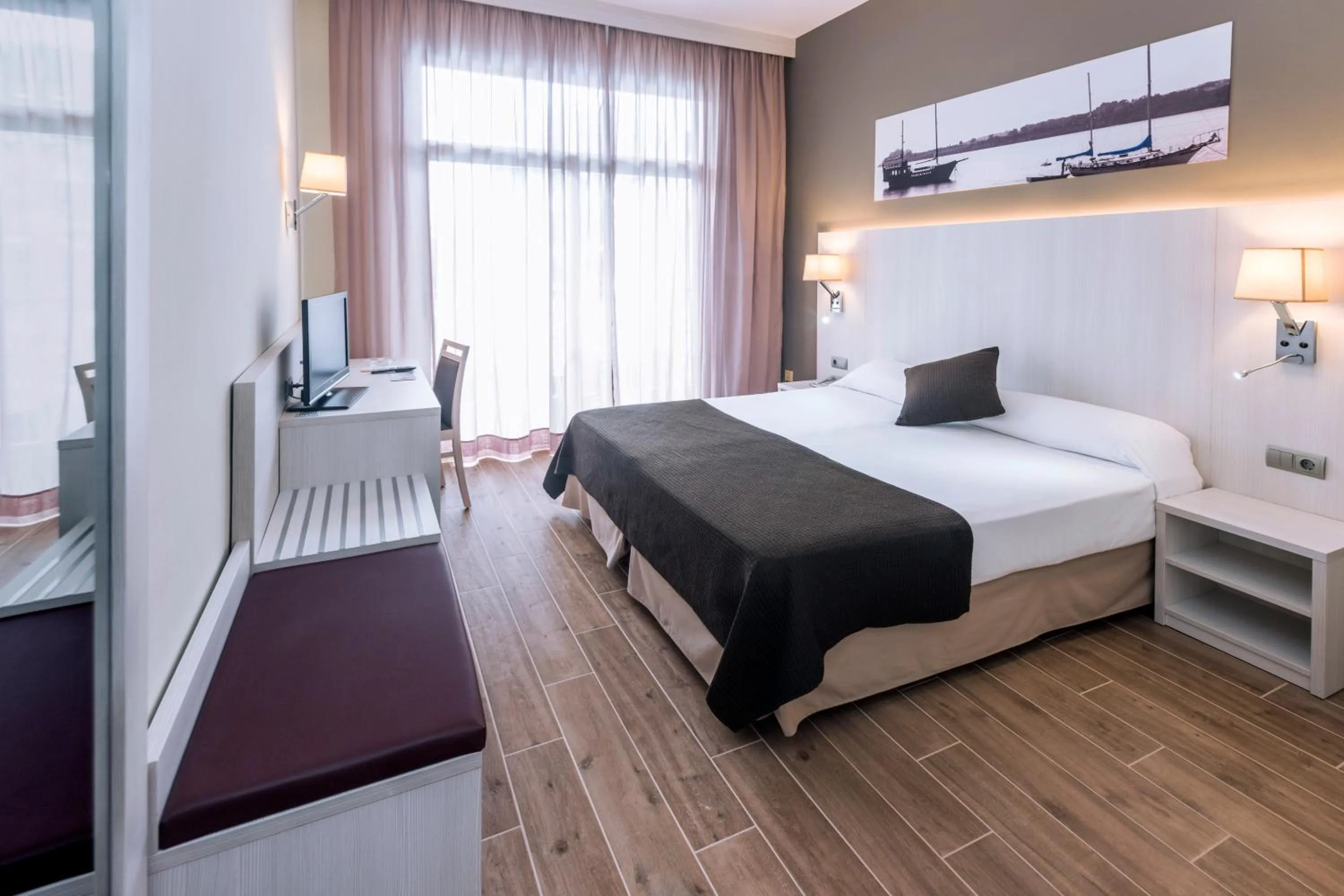 Photo of the whole room, Bed in GHT Costa Brava & Spa