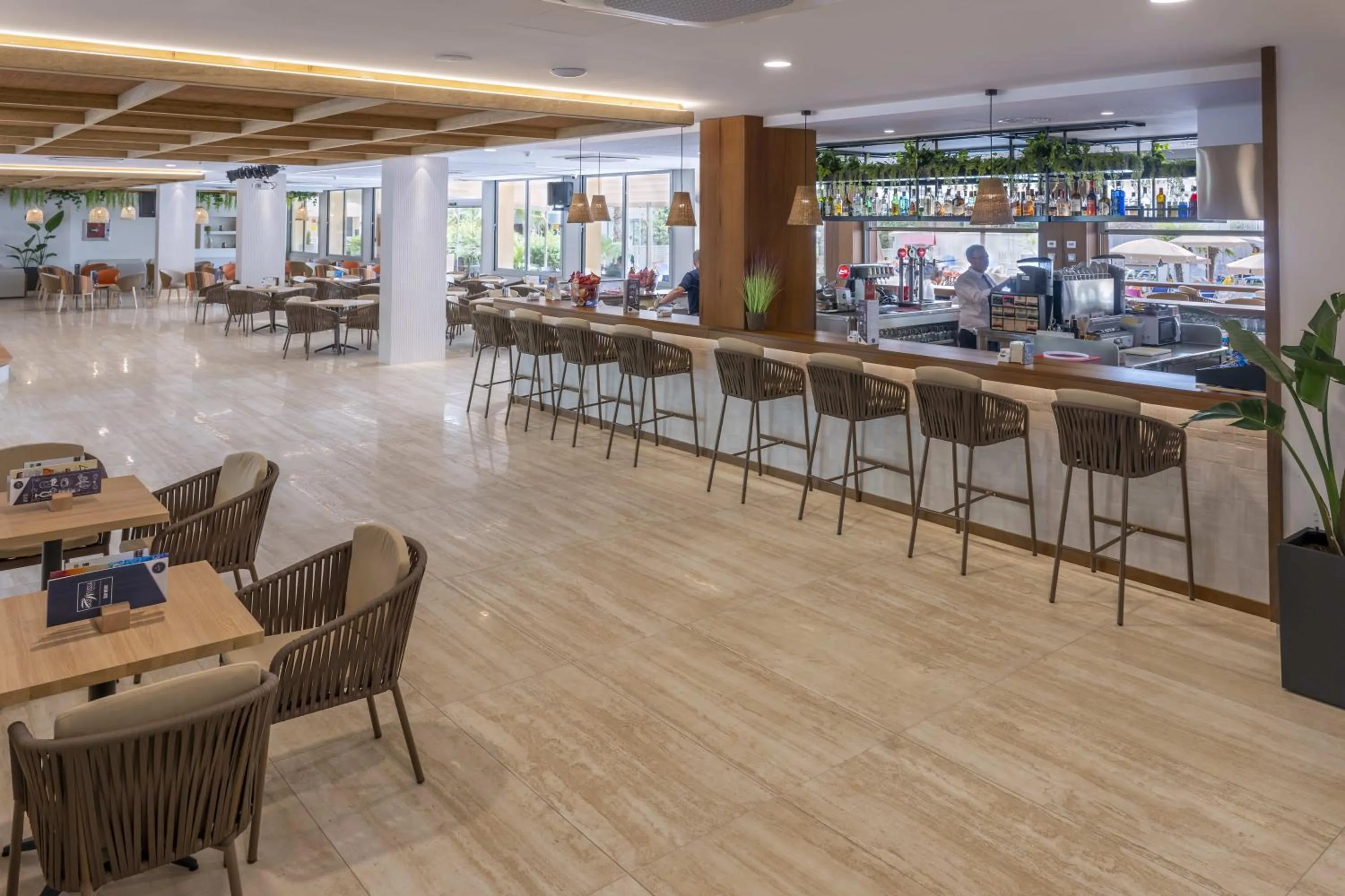 Lounge or bar in GHT Oasis Tossa & Spa