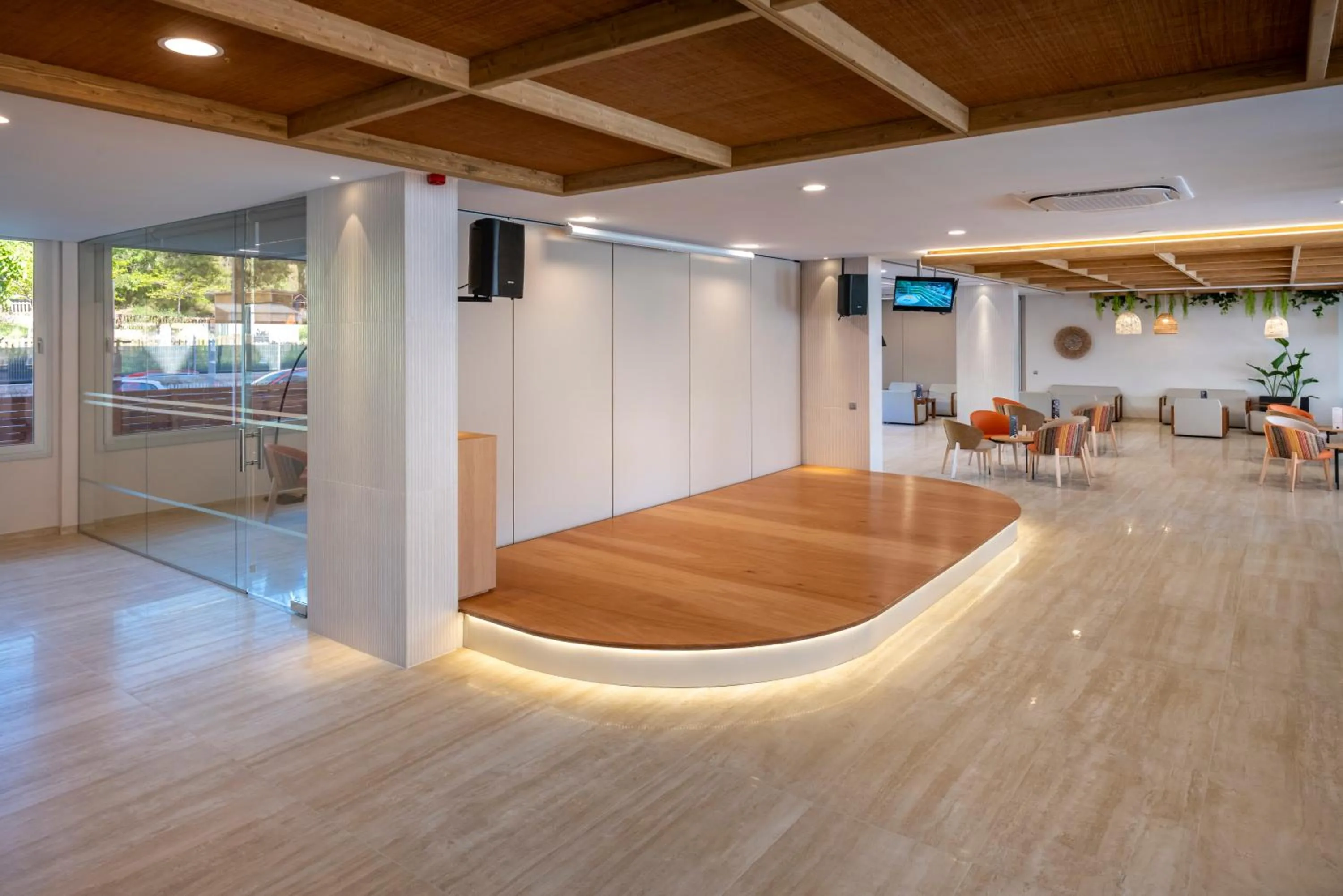 Lounge or bar in GHT Oasis Tossa & Spa